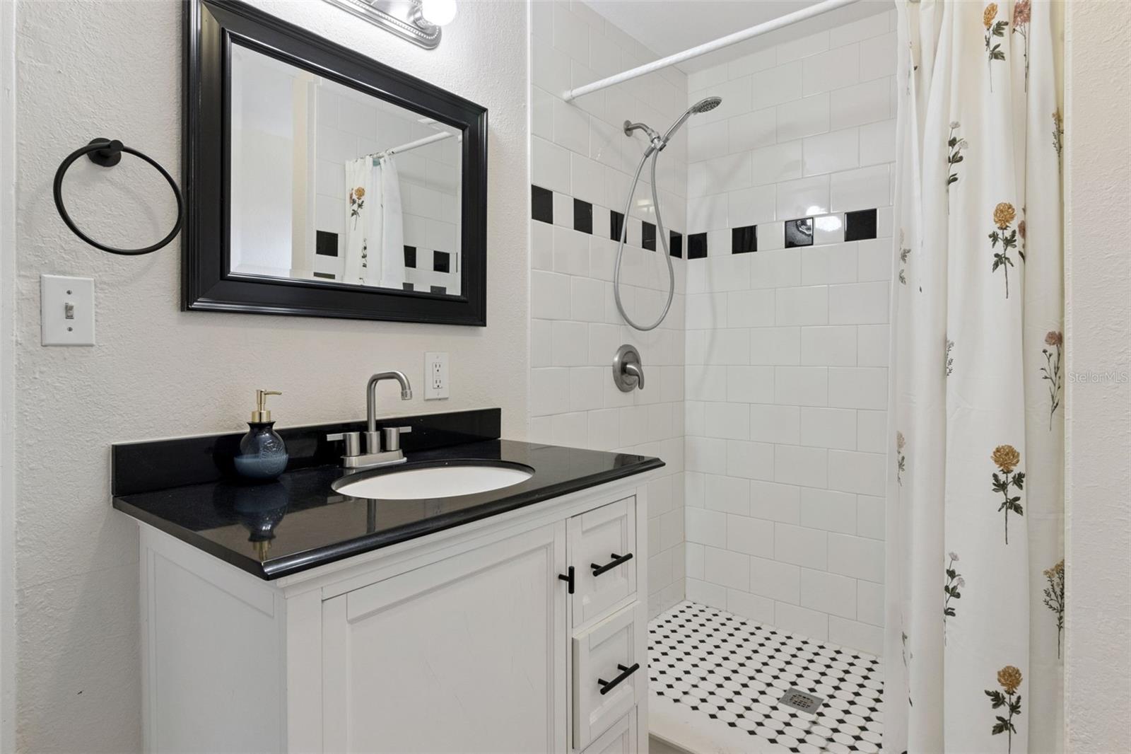 Image 27 of 33 For 812 Paris Street