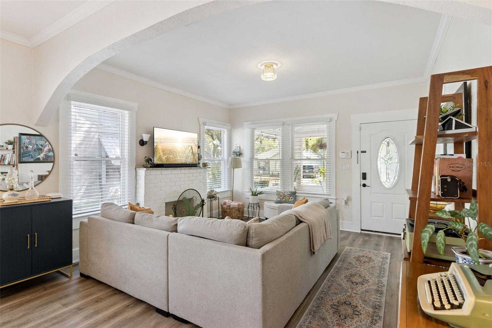 Image 6 of 33 For 812 Paris Street