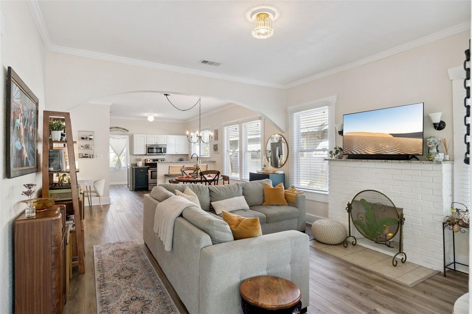 Image 8 of 33 For 812 Paris Street