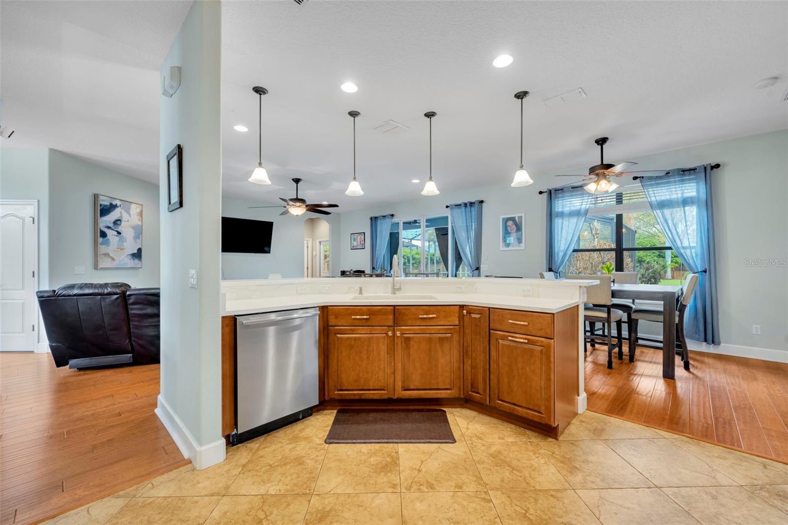 Listing photo id 4 for 792 Blairmont Lane