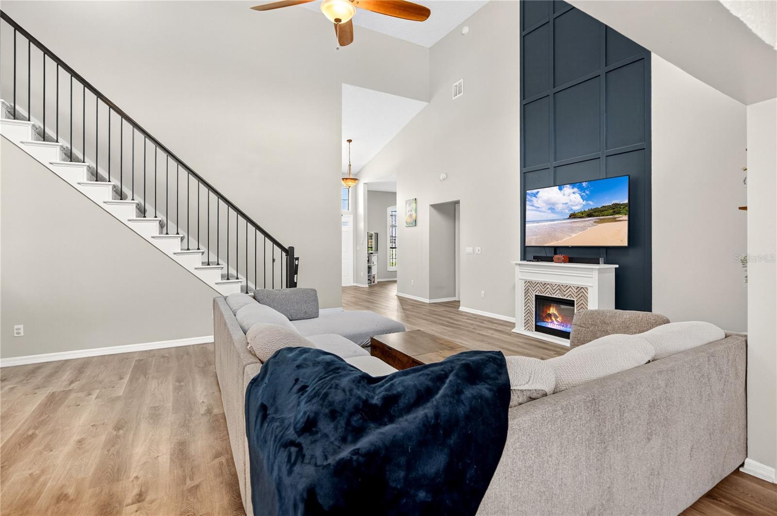 Image 4 of 33 For 13691 Crystal River Drive