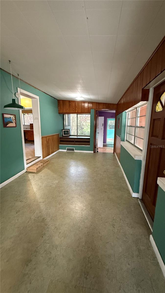 Image 9 of 12 For 2633 Compton Street