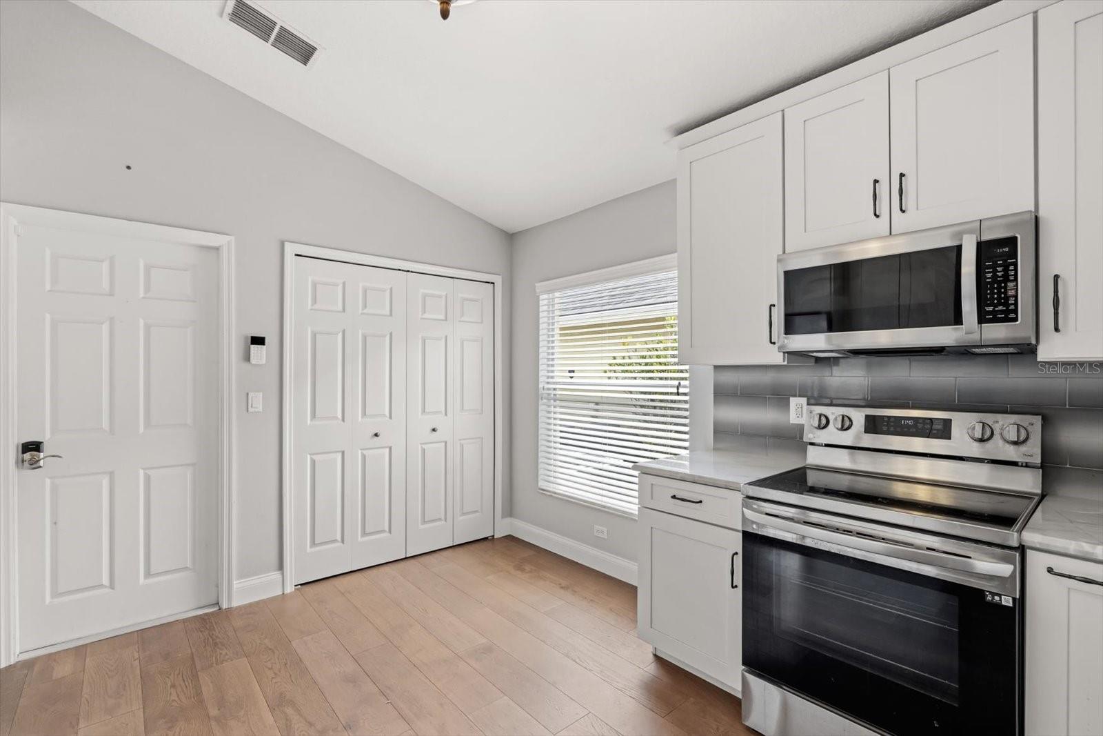 Listing photo id 11 for 5544 Misty Wood Court