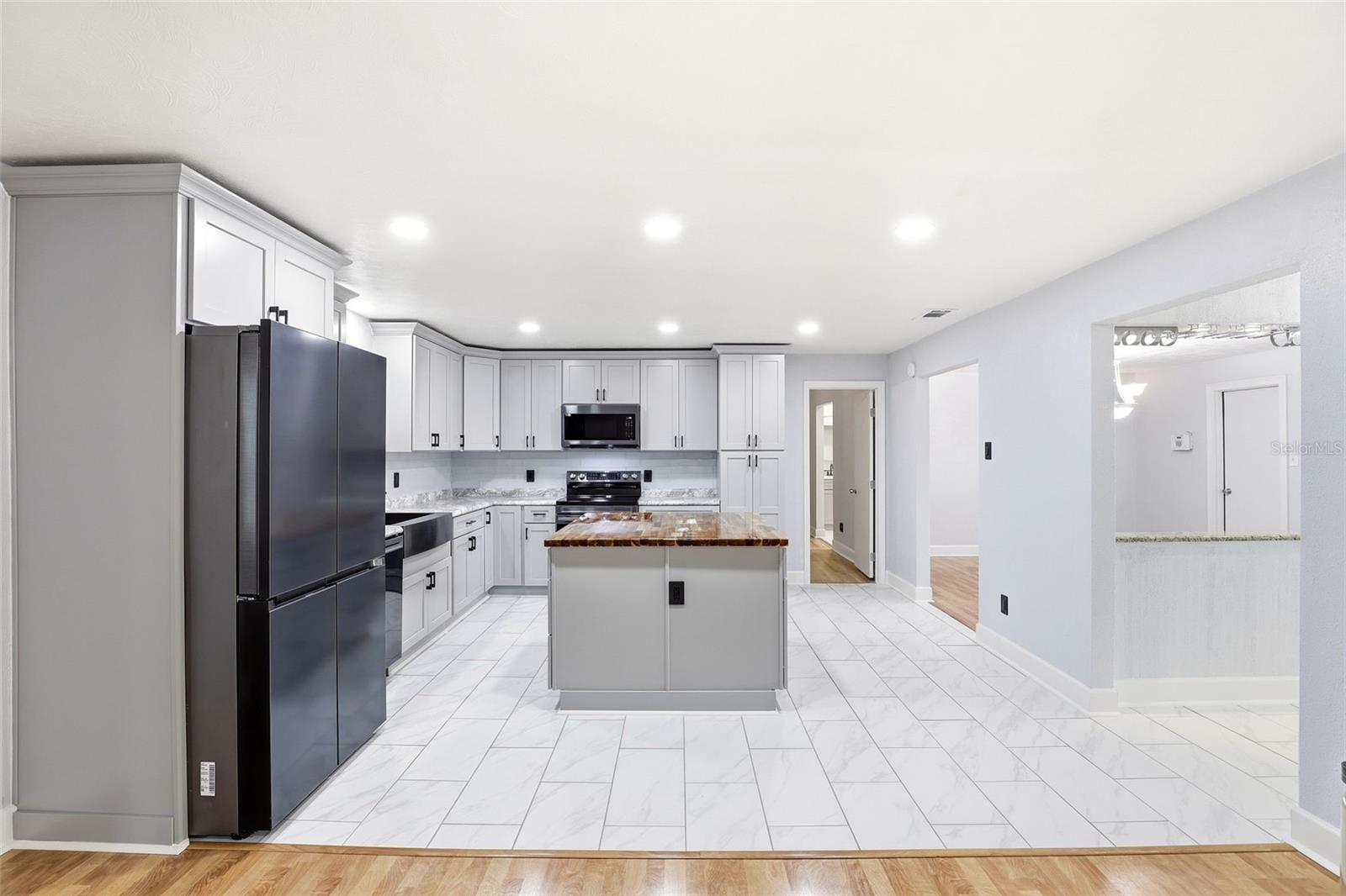 Image 10 of 40 For 303 Evergreen Court