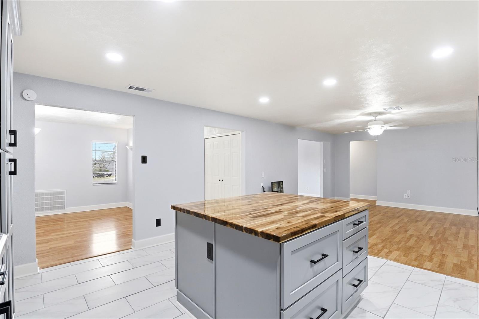 Image 13 of 40 For 303 Evergreen Court