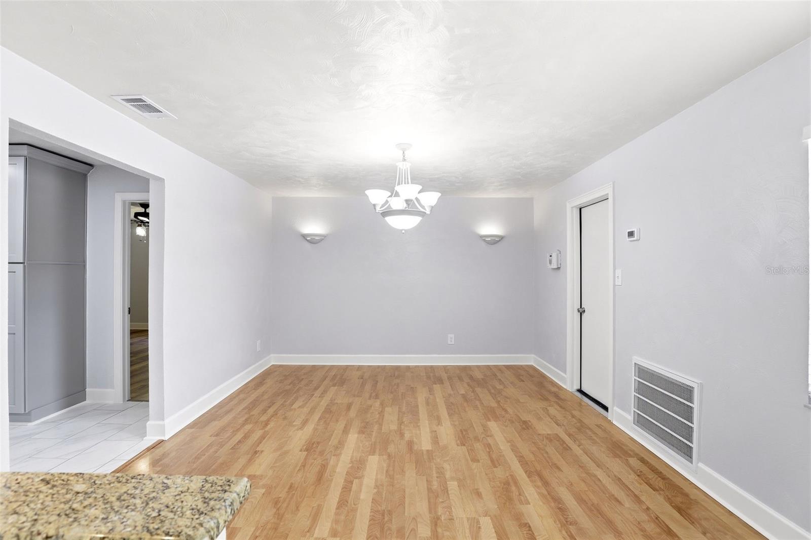 Image 14 of 40 For 303 Evergreen Court