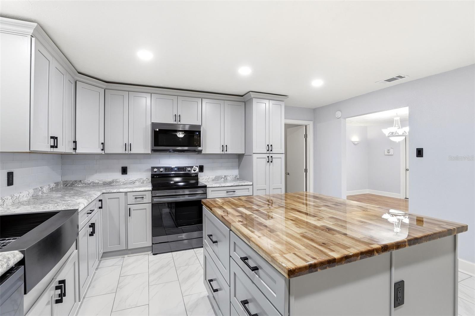 Image 9 of 40 For 303 Evergreen Court