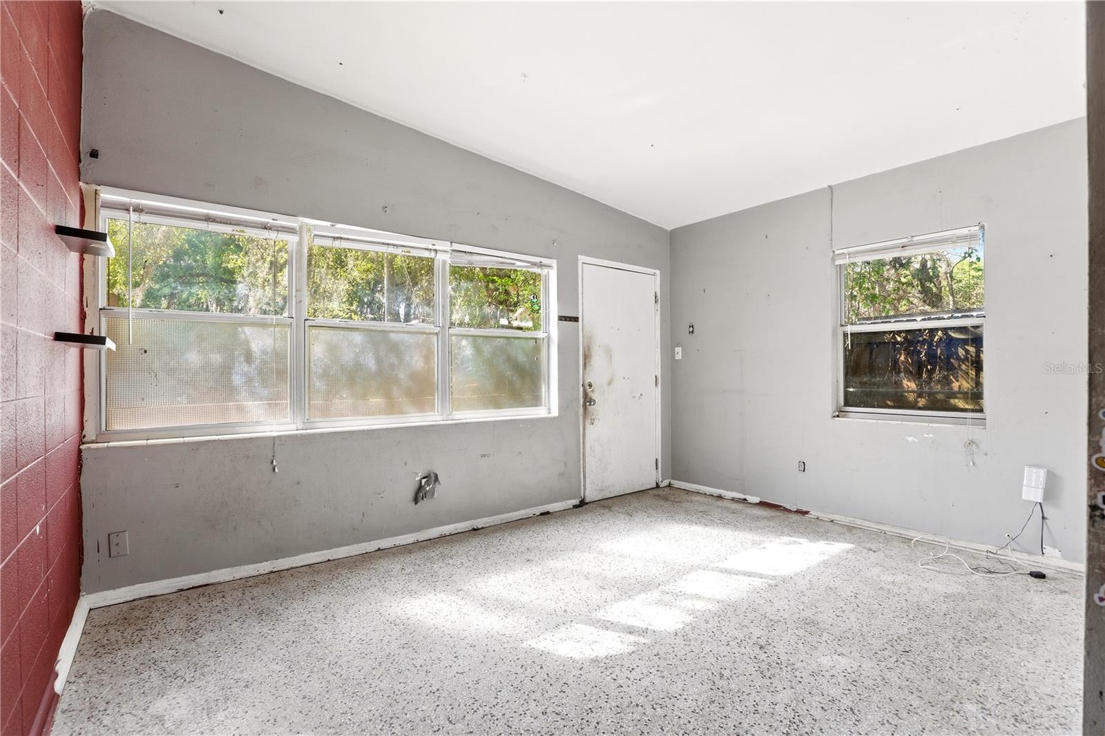 Image 17 of 23 For 1605 Dauphin Ln