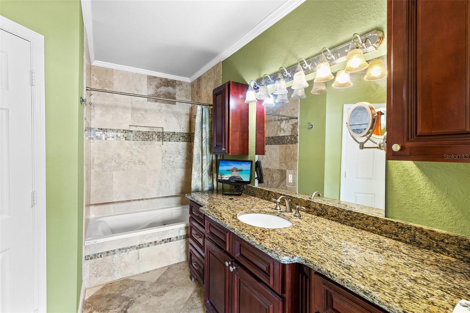 Image 14 of 26 For 204 South Street 6057