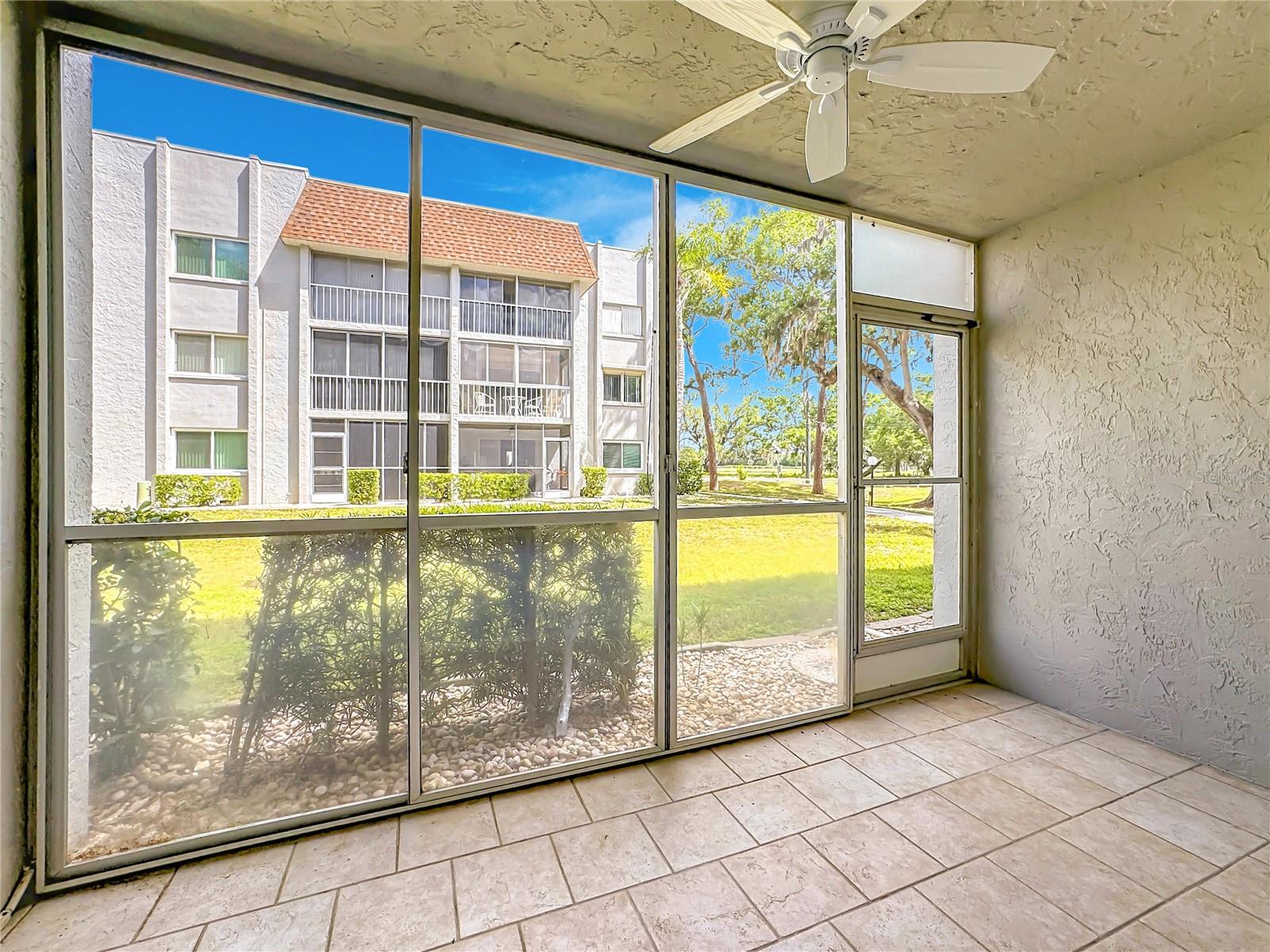 Listing photo id 18 for 1310 Glen Oaks Drive E 183e