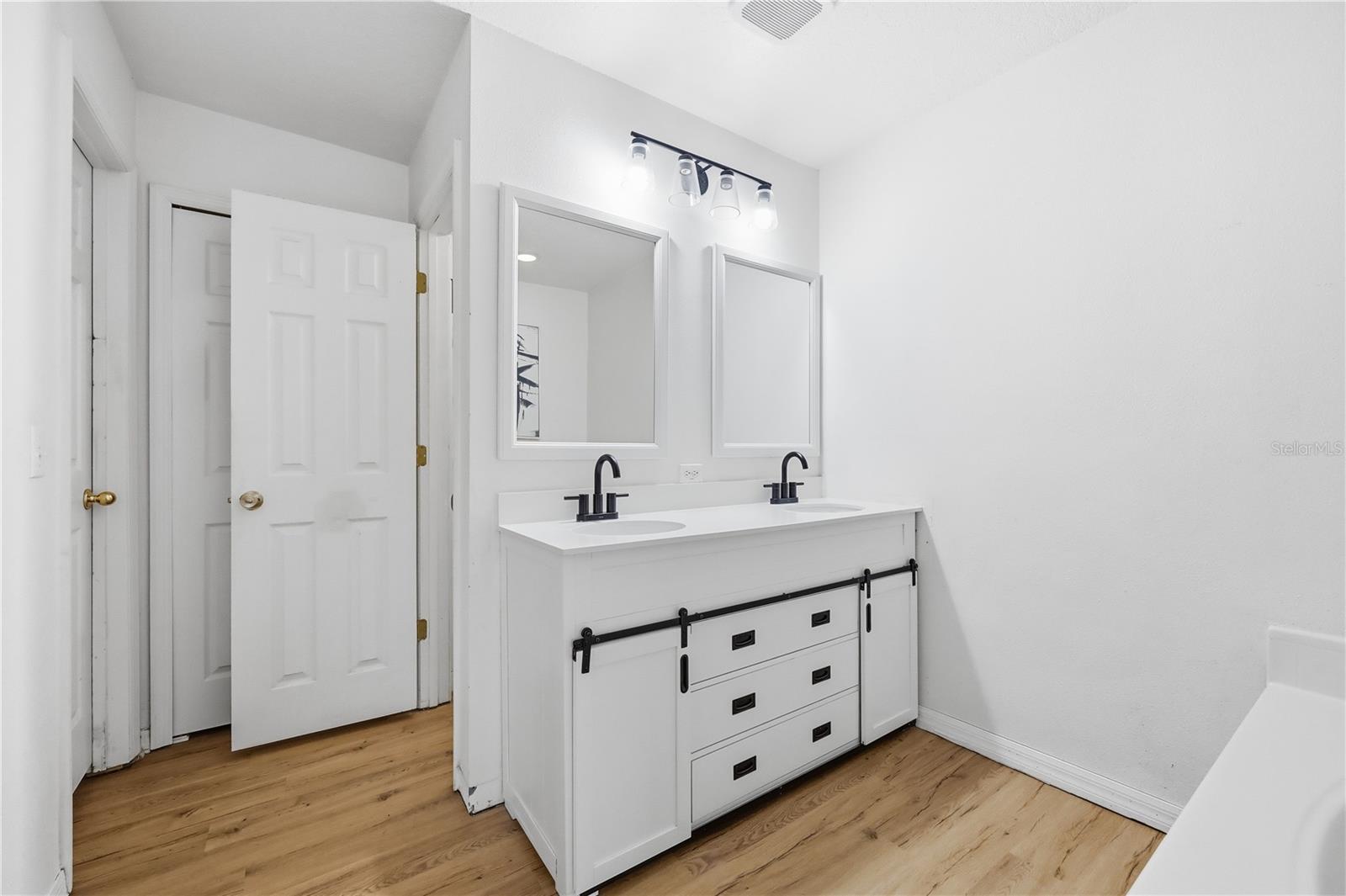 Image 26 of 47 For 627 Woodland Creek Boulevard