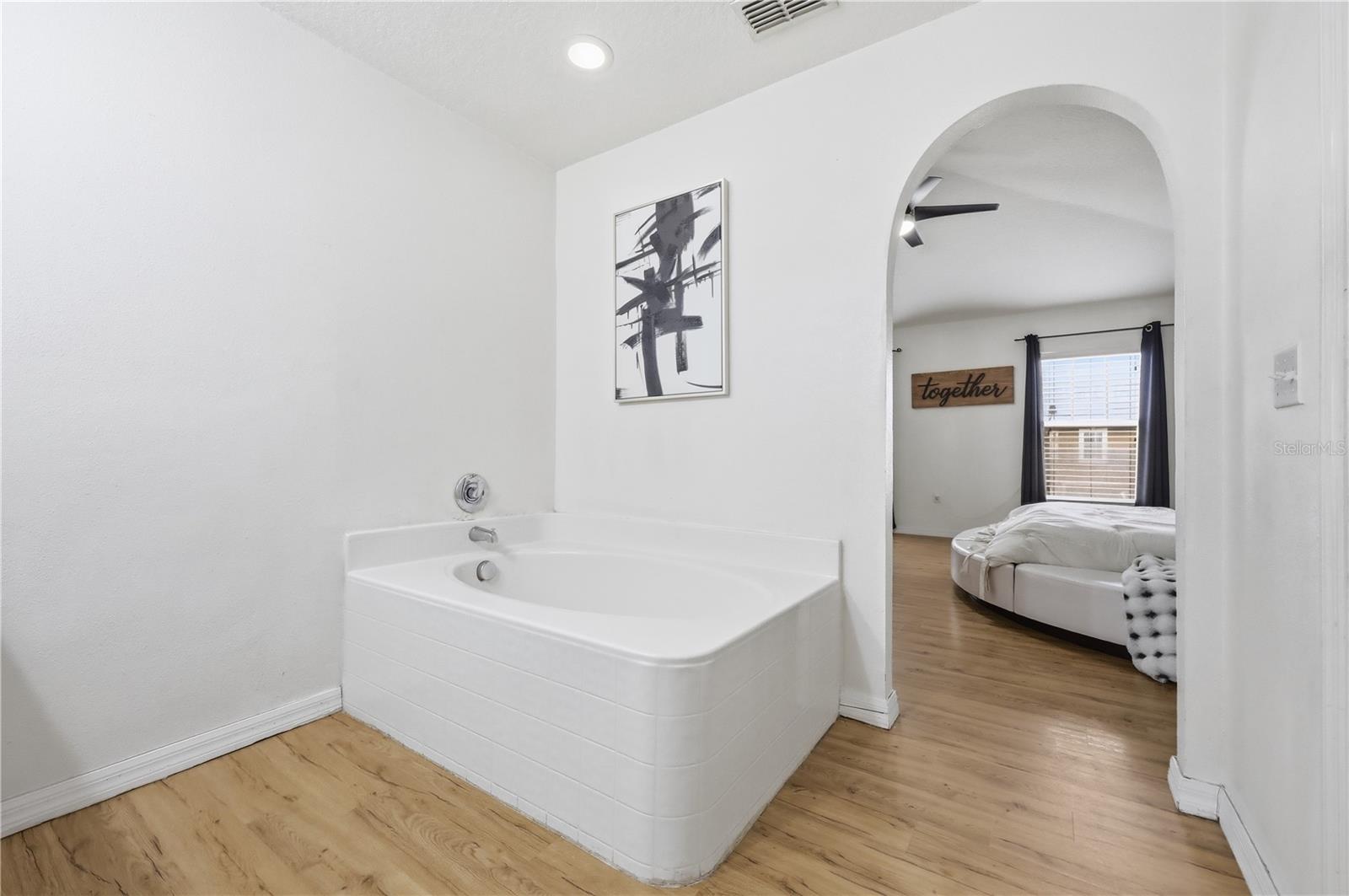 Image 27 of 47 For 627 Woodland Creek Boulevard