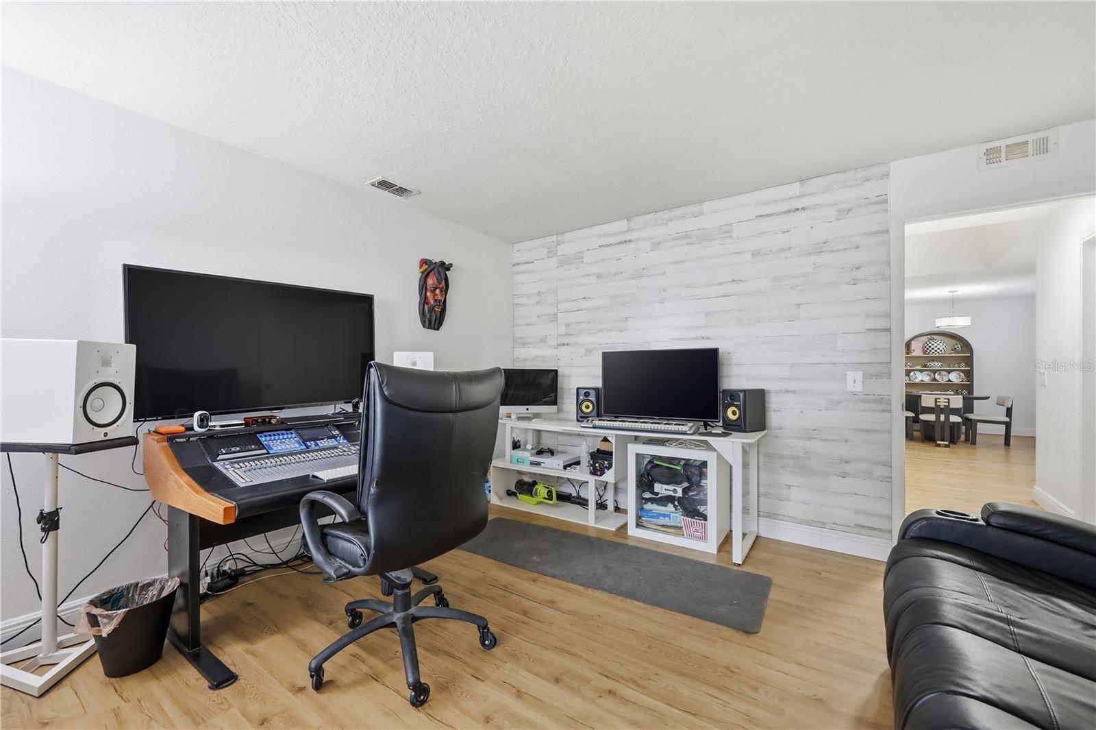 Image 9 of 47 For 627 Woodland Creek Boulevard