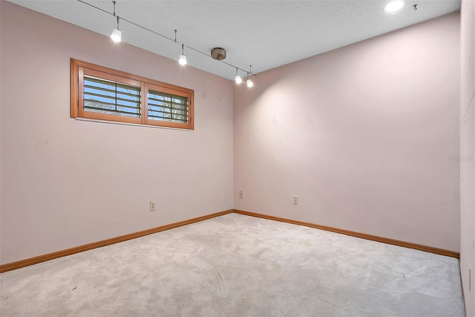 Image 21 of 27 For 1523 Golfside Drive