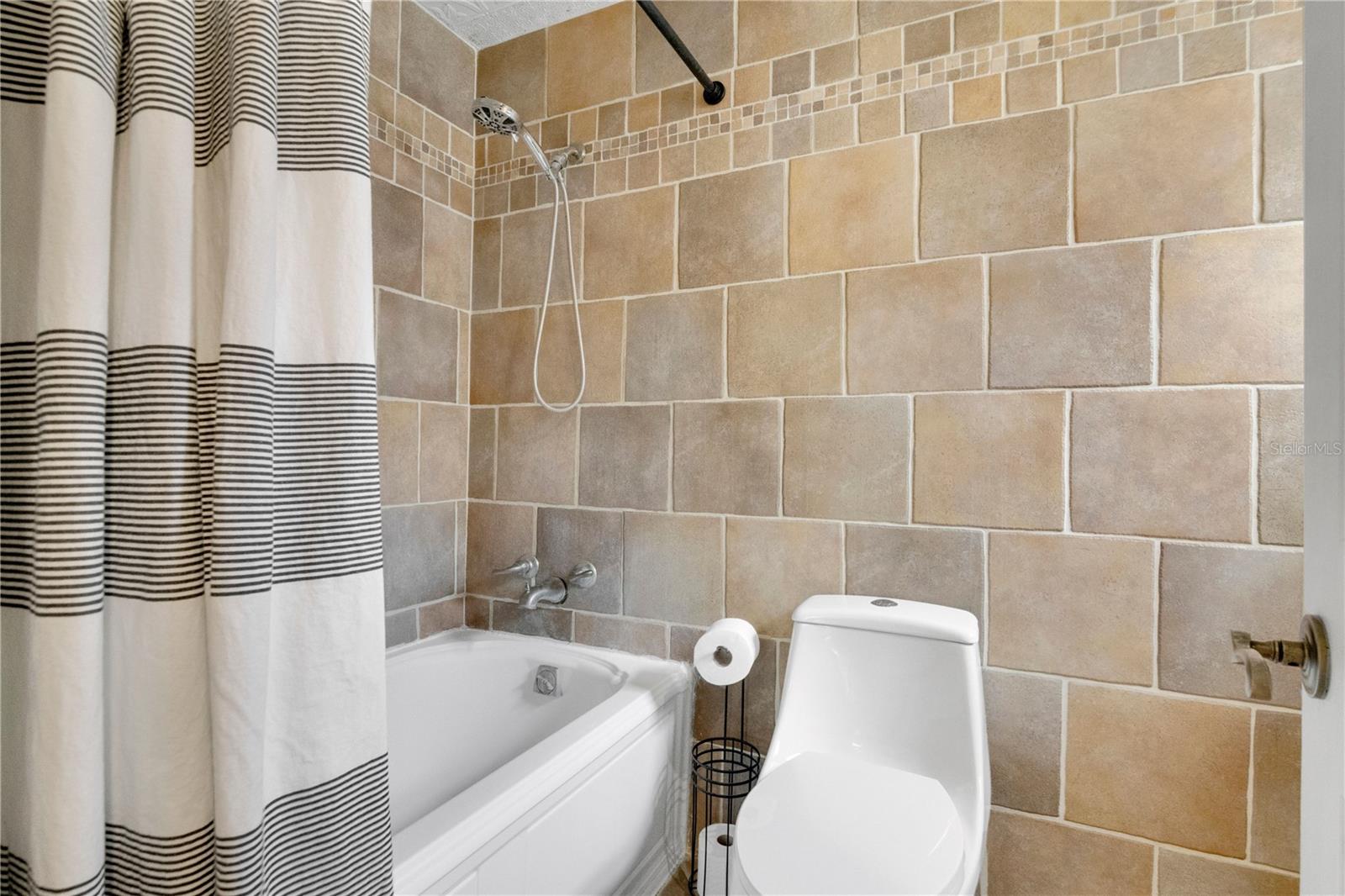 Image 15 of 26 For 10431 Kingbrook Lane