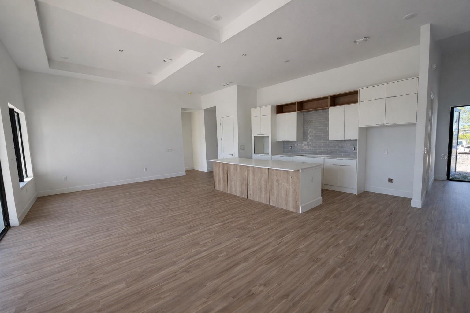 Listing photo id 1 for 12207 Storke Avenue