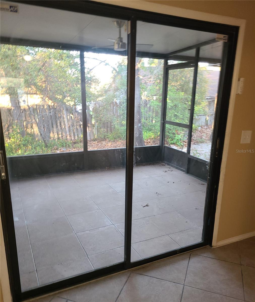 Image 10 of 20 For 4916 Silver Oaks Vlg  E