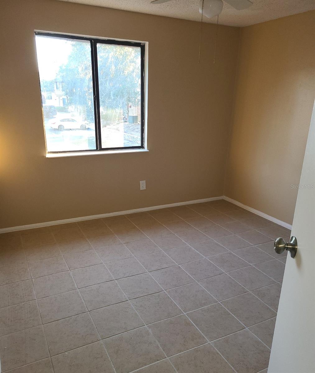 Image 16 of 20 For 4916 Silver Oaks Vlg  E