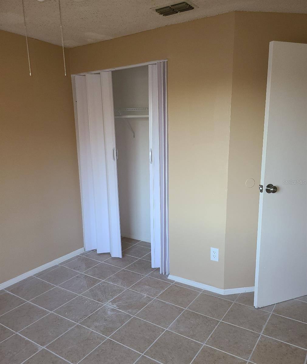 Image 17 of 20 For 4916 Silver Oaks Vlg  E