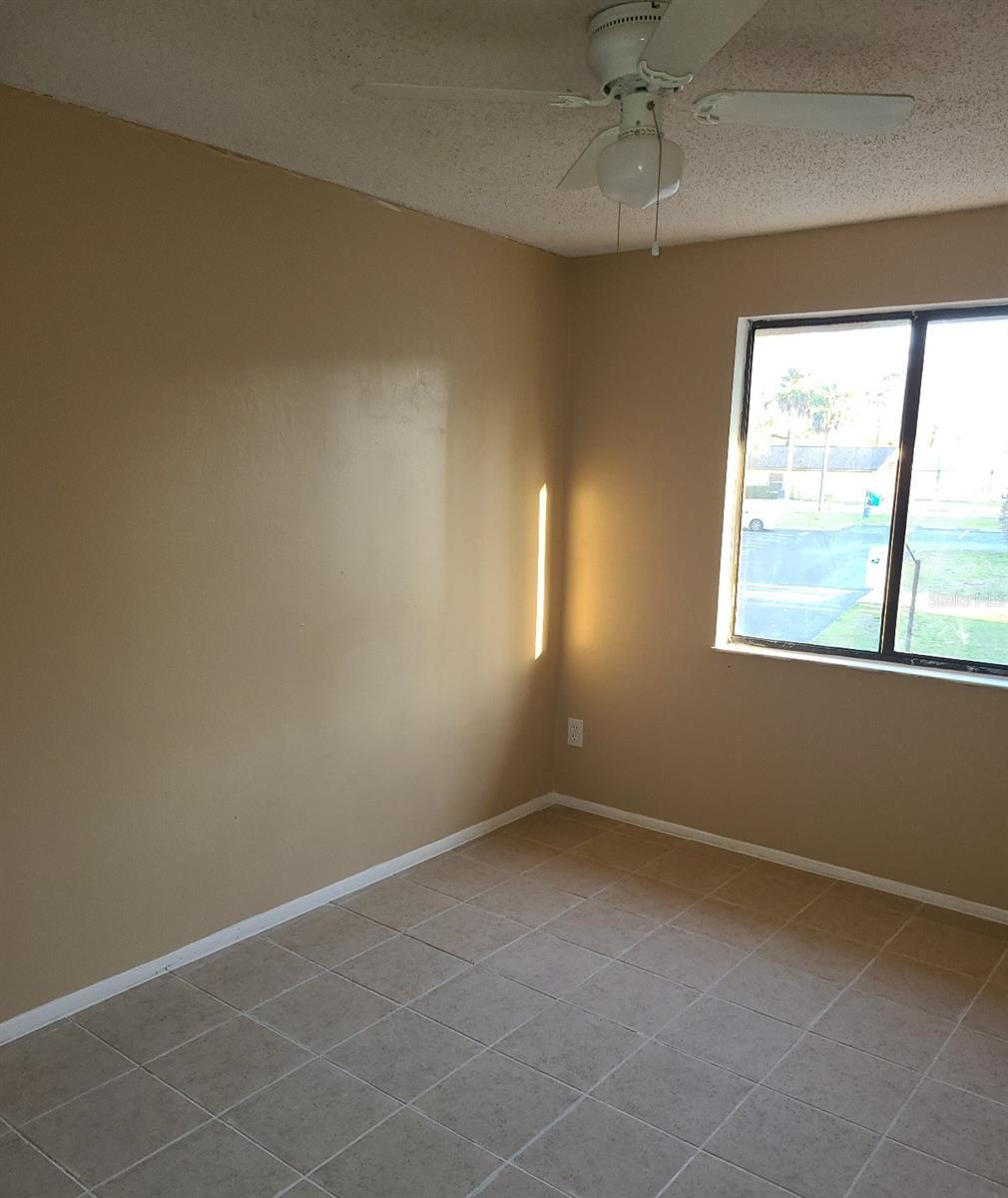 Image 18 of 20 For 4916 Silver Oaks Vlg  E