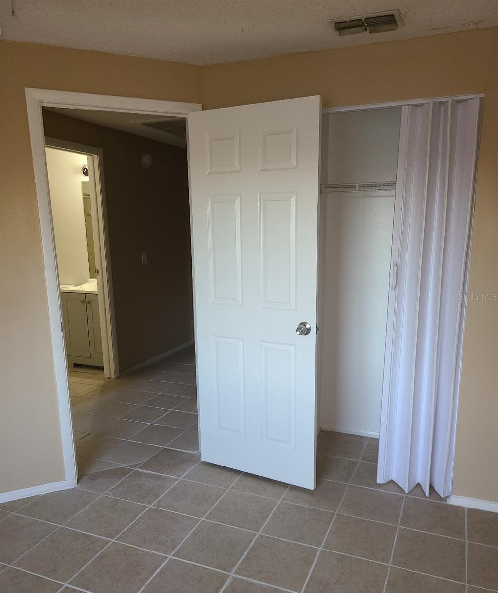 Image 19 of 20 For 4916 Silver Oaks Vlg  E