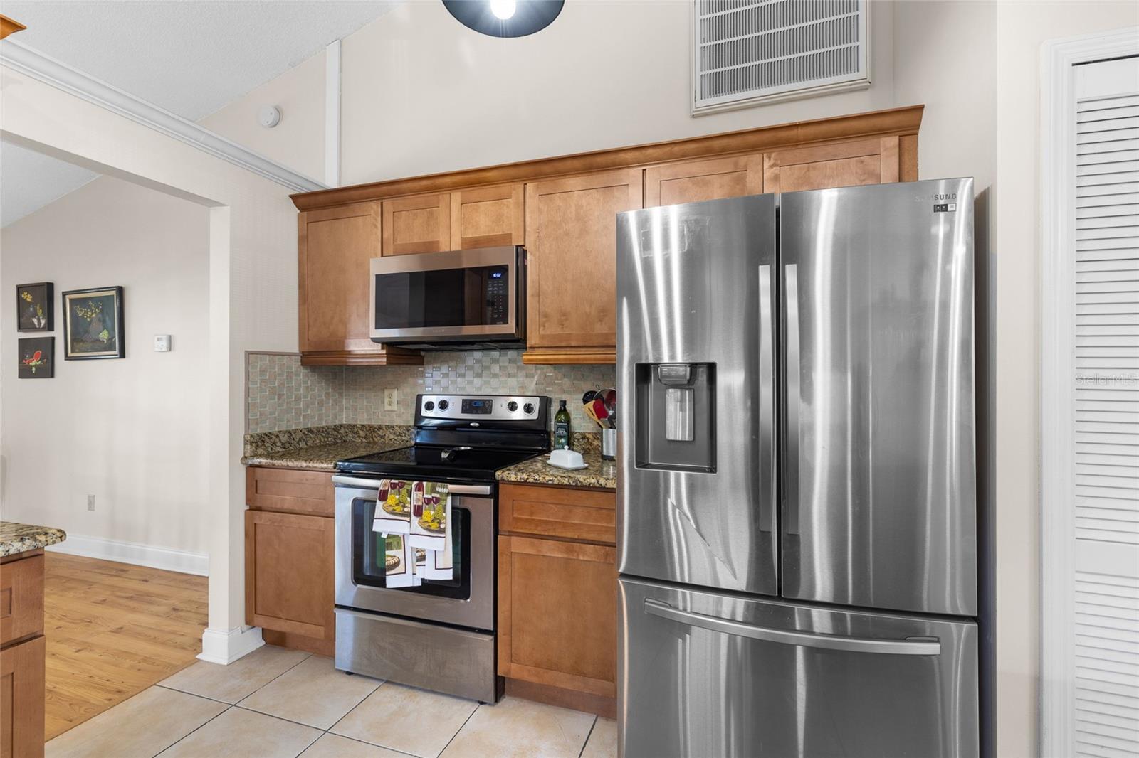 Listing photo id 9 for 9858 Balmoral Circle