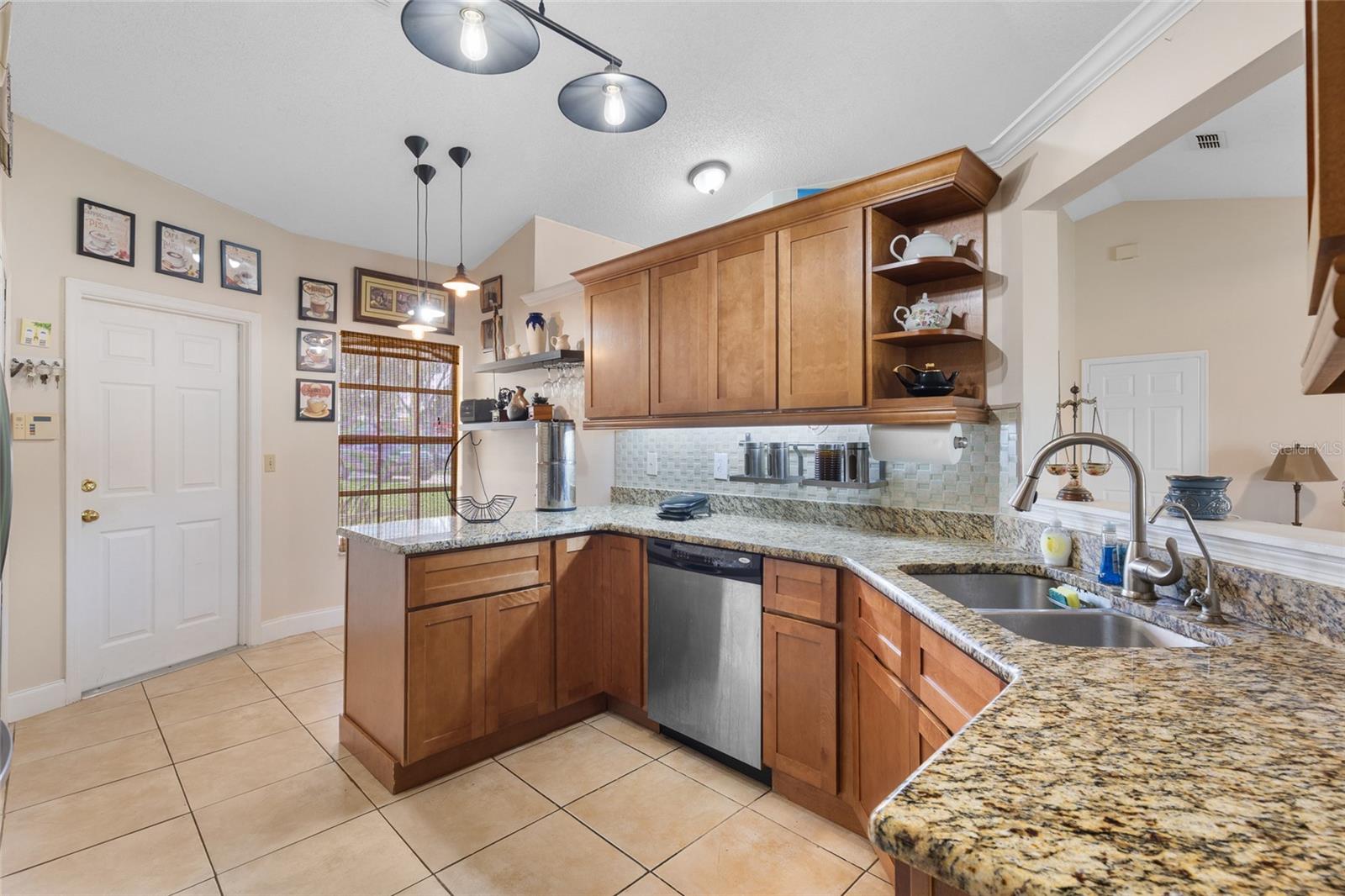 Listing photo id 10 for 9858 Balmoral Circle