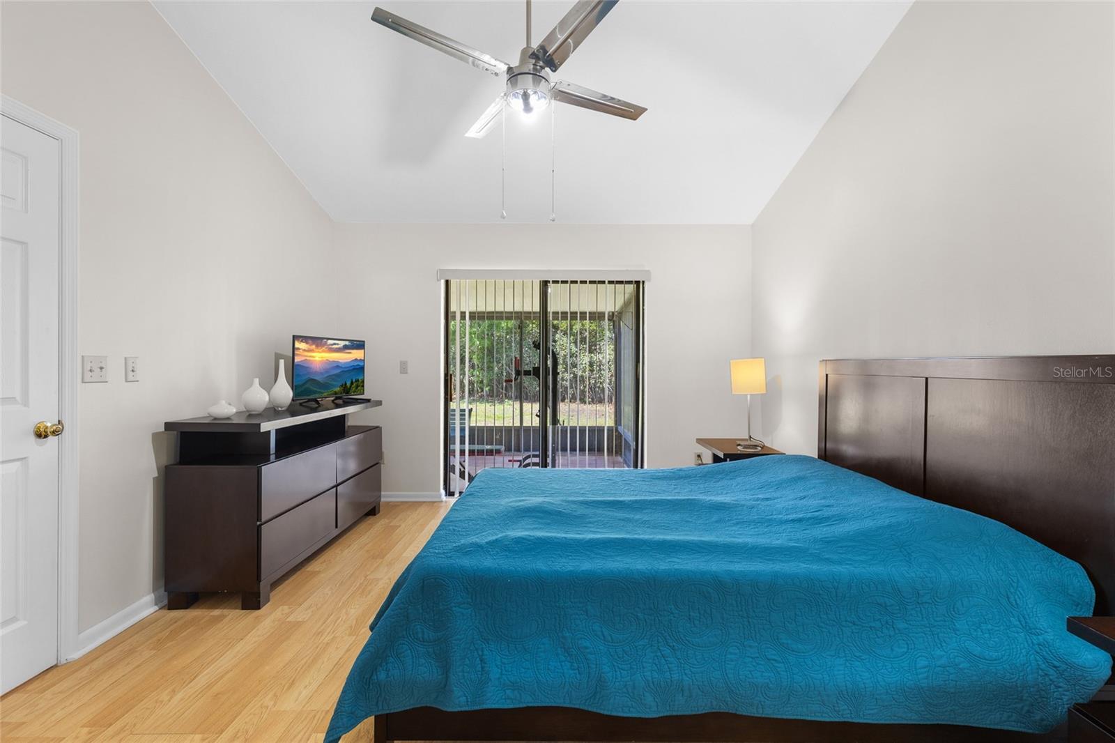 Listing photo id 13 for 9858 Balmoral Circle