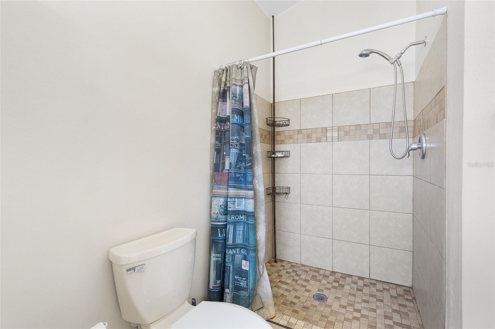 Listing photo id 15 for 9858 Balmoral Circle