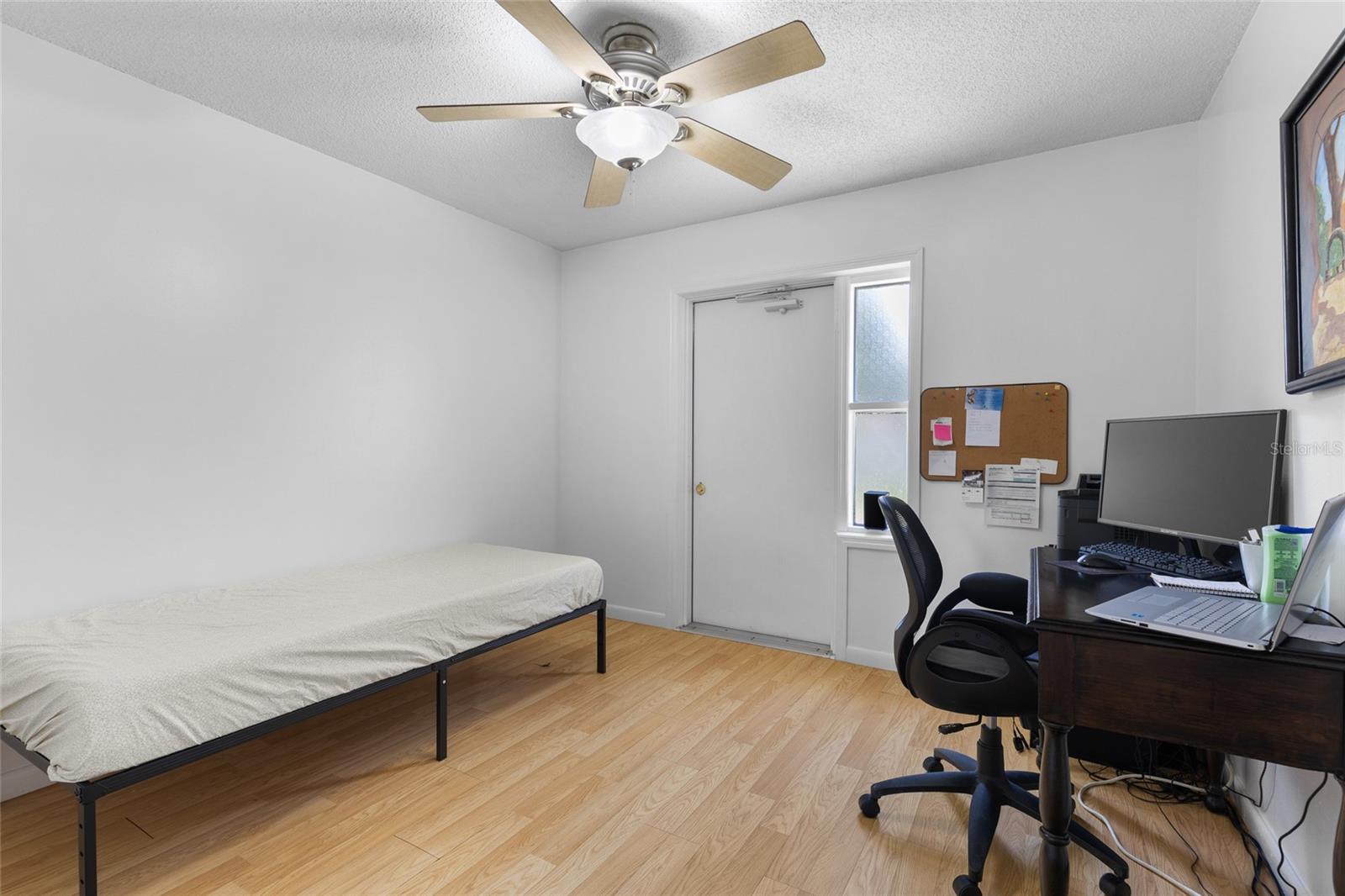 Listing photo id 16 for 9858 Balmoral Circle