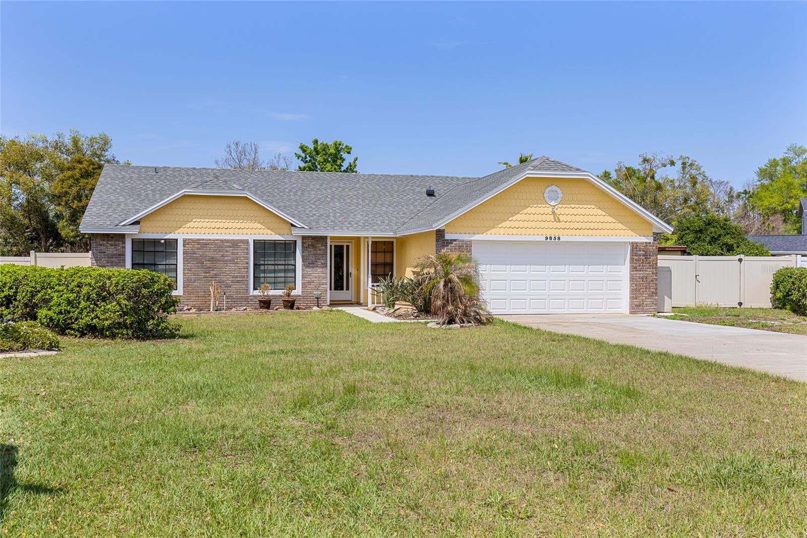 Listing photo id 0 for 9858 Balmoral Circle