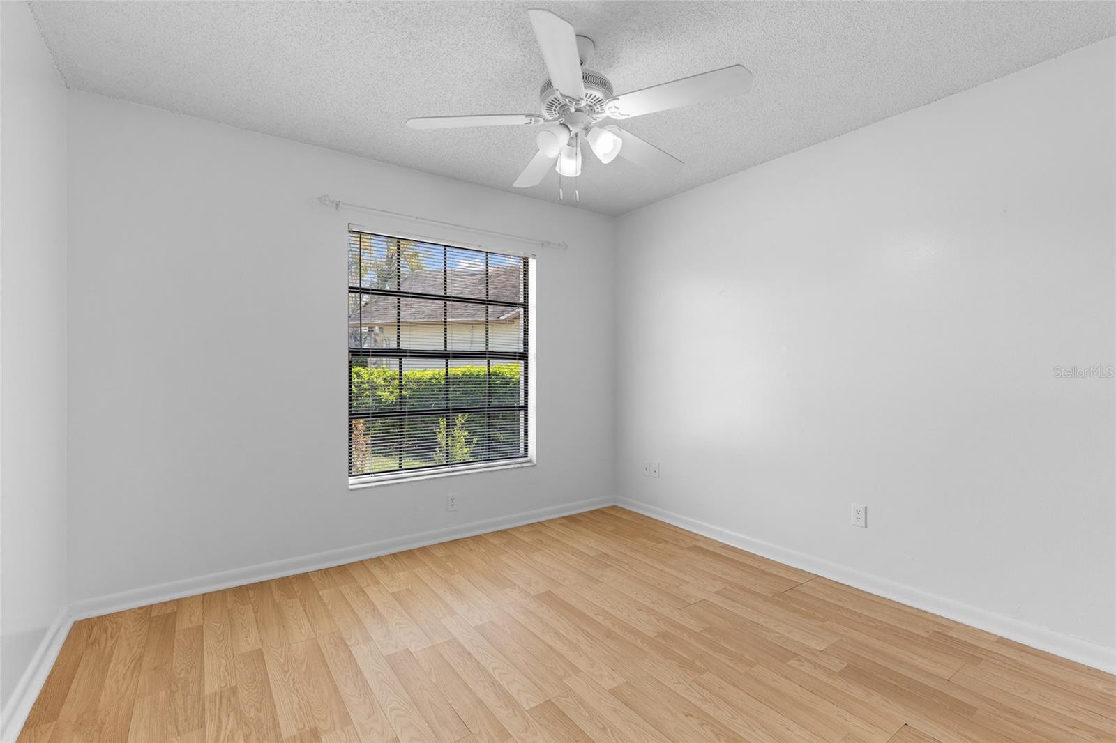 Listing photo id 18 for 9858 Balmoral Circle