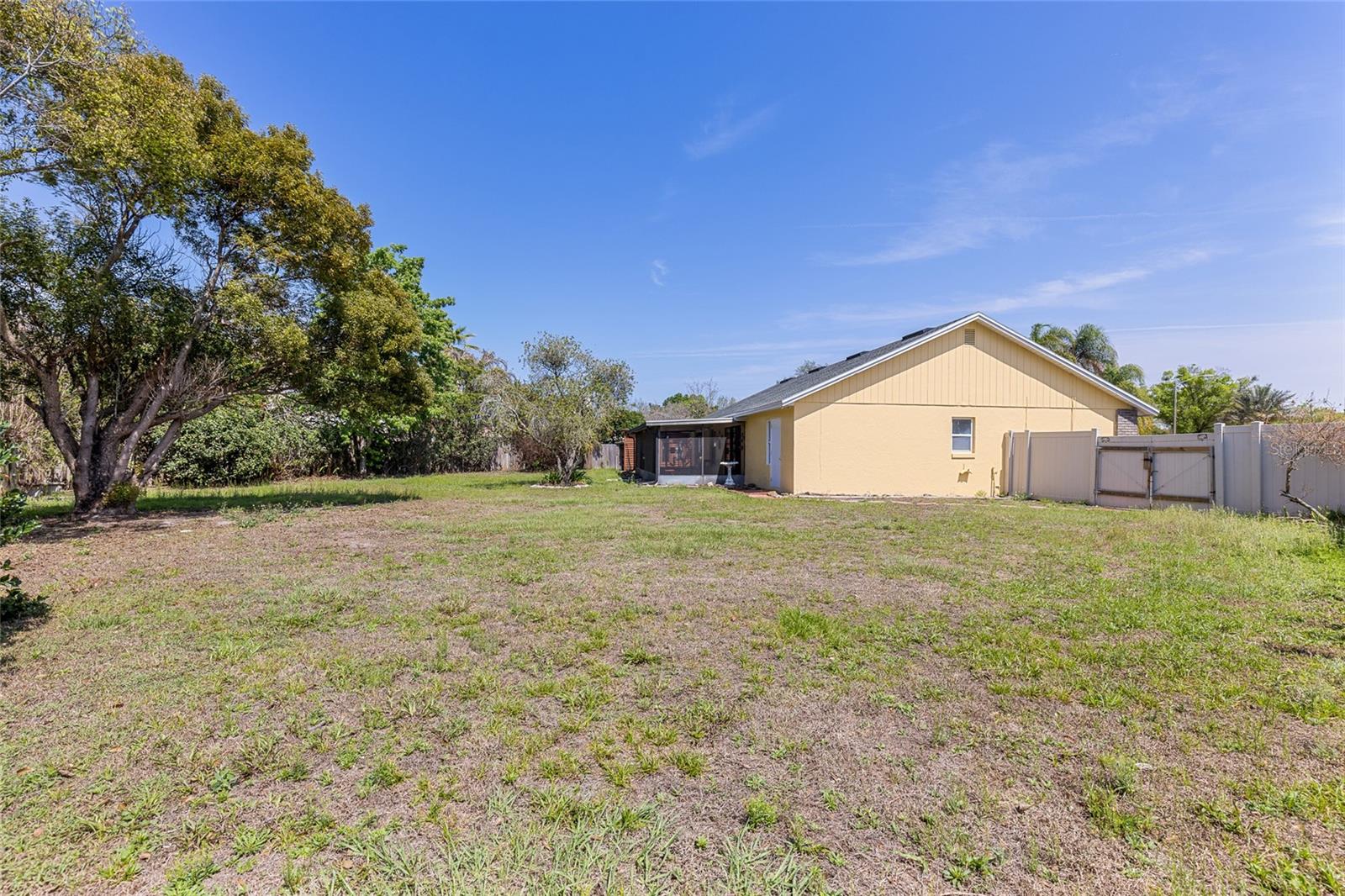 Listing photo id 24 for 9858 Balmoral Circle