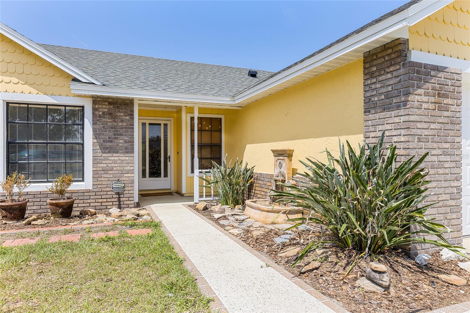 Listing photo id 1 for 9858 Balmoral Circle