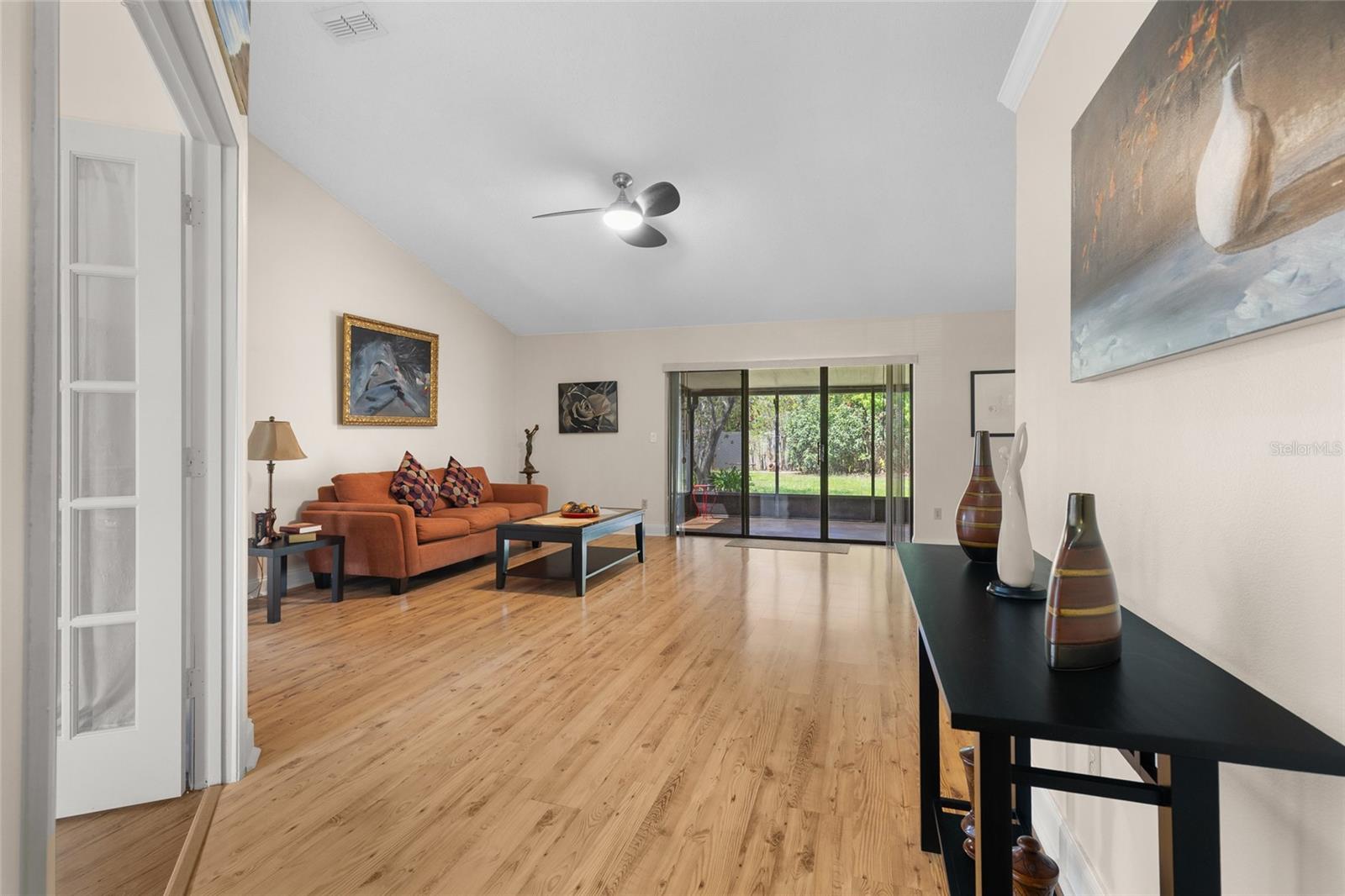 Listing photo id 3 for 9858 Balmoral Circle