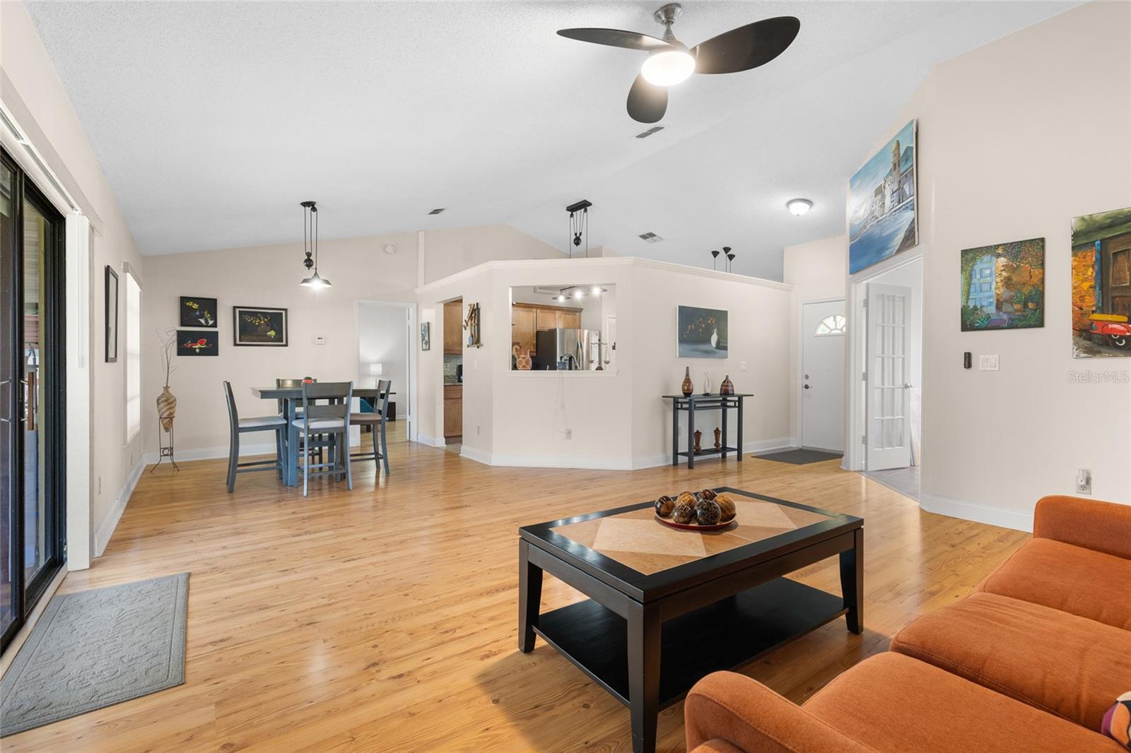 Listing photo id 5 for 9858 Balmoral Circle