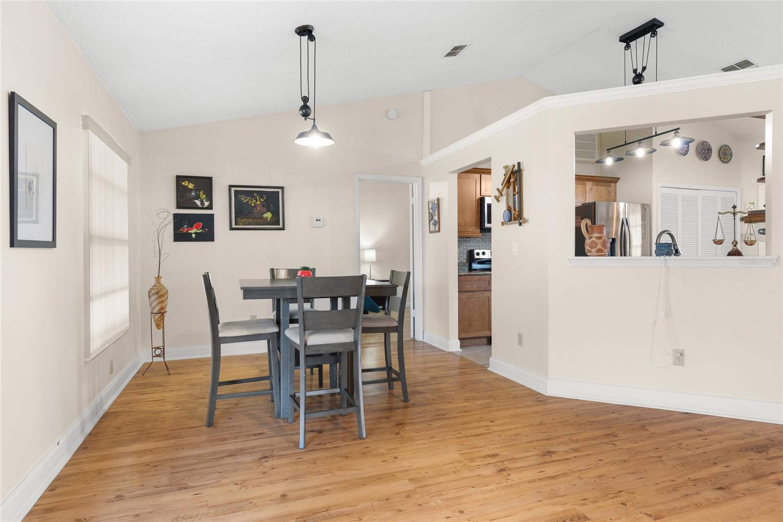 Listing photo id 6 for 9858 Balmoral Circle