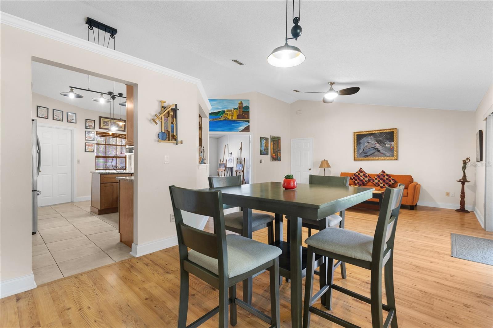 Listing photo id 7 for 9858 Balmoral Circle