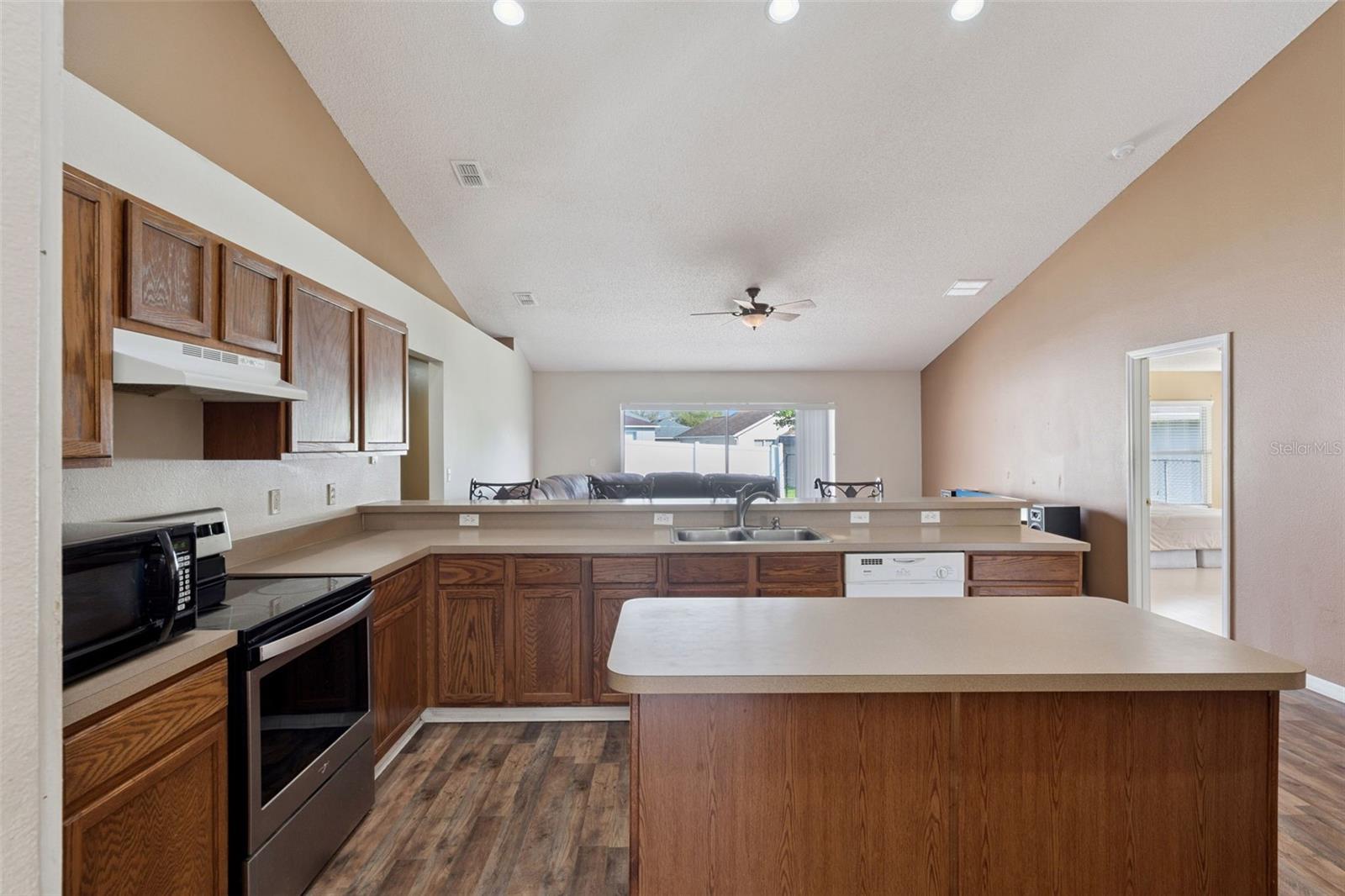 Listing photo id 10 for 1111 Chichester Court