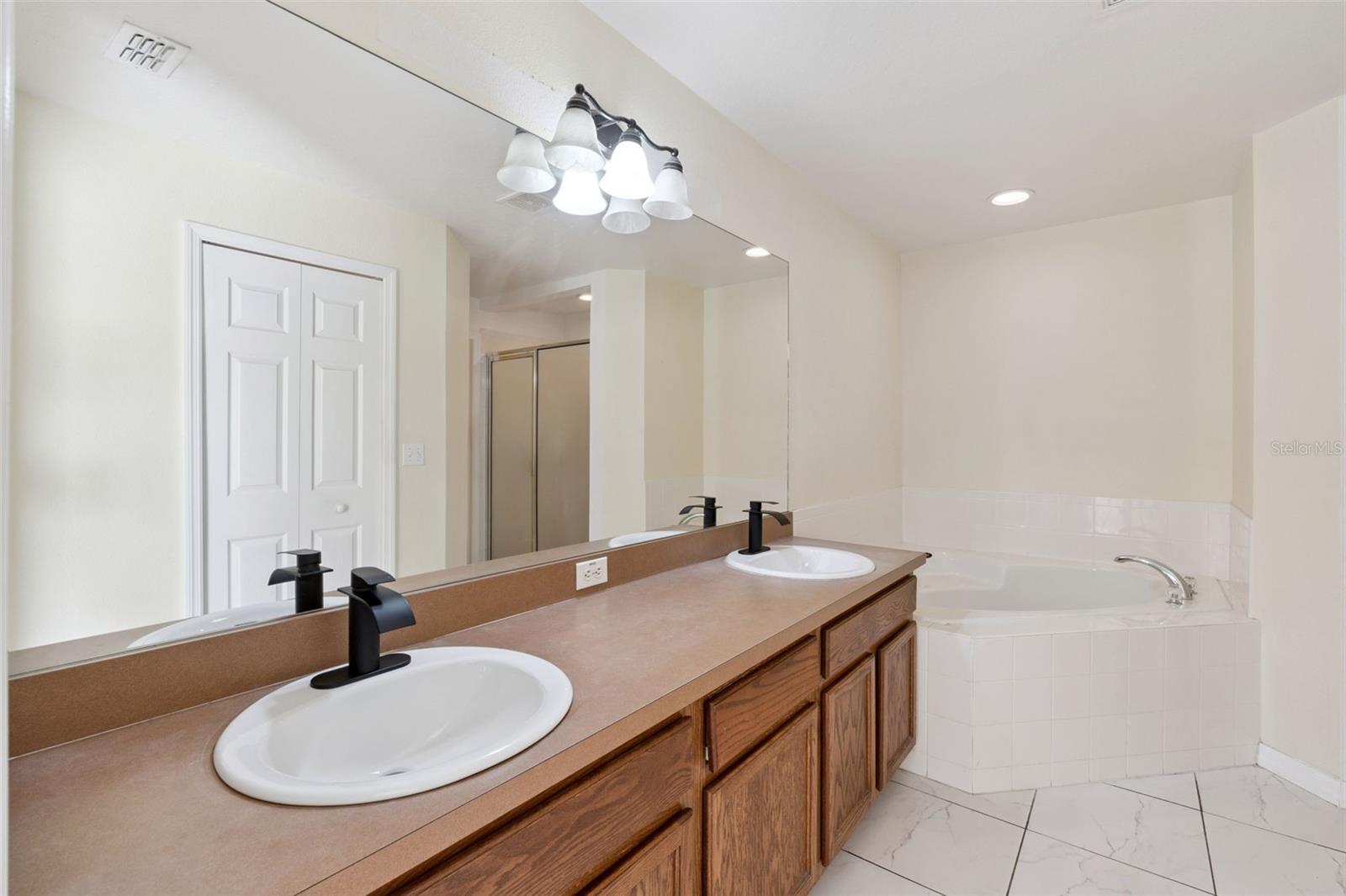 Listing photo id 17 for 1111 Chichester Court