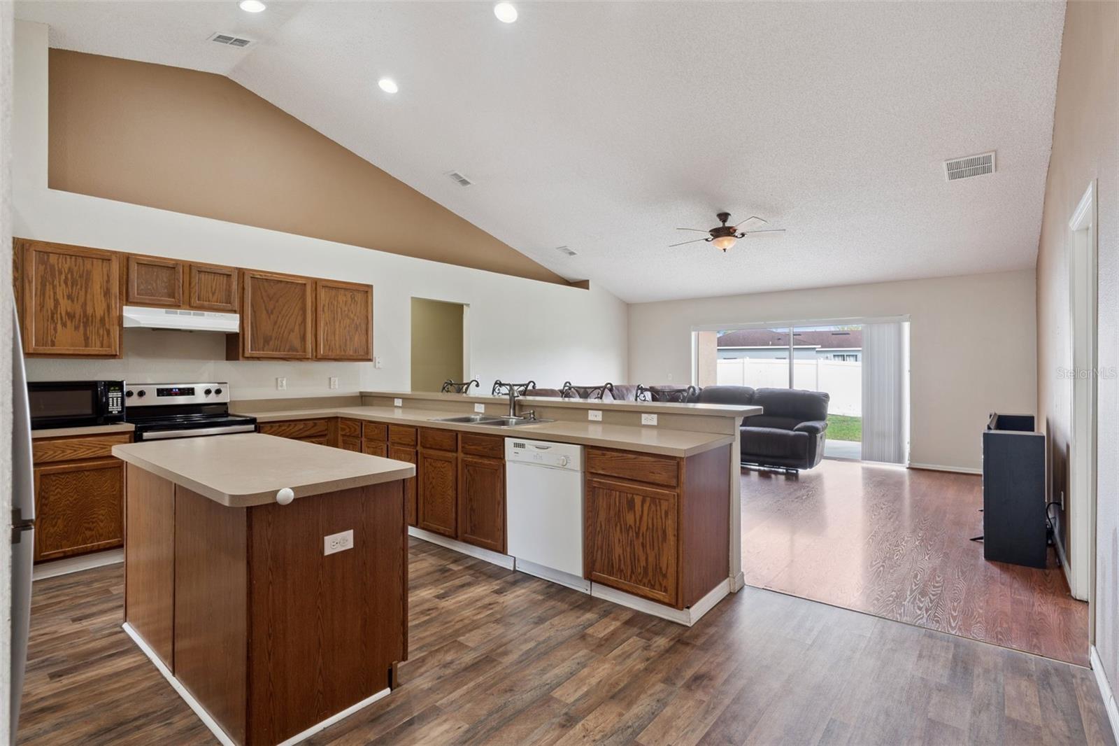 Listing photo id 7 for 1111 Chichester Court