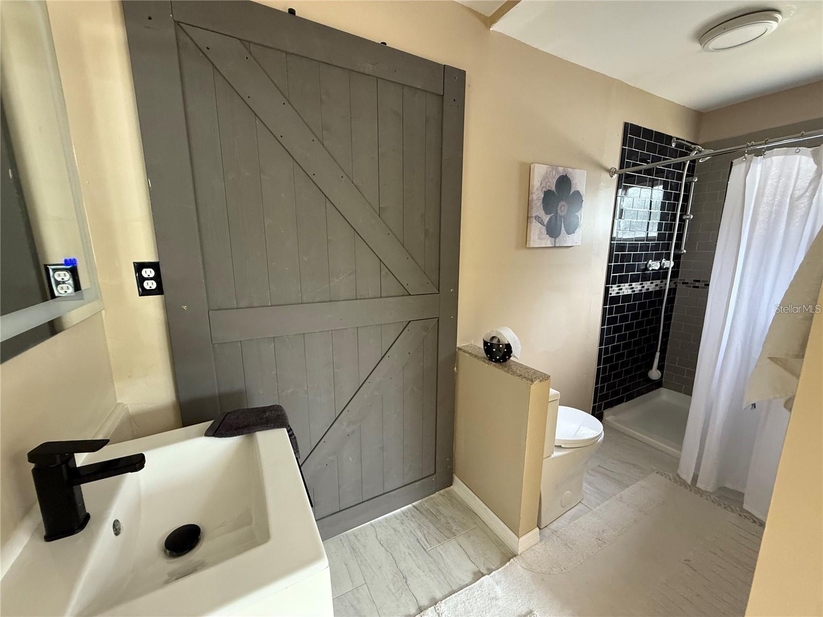 Listing photo id 8 for 5408 Ferdinand Drive