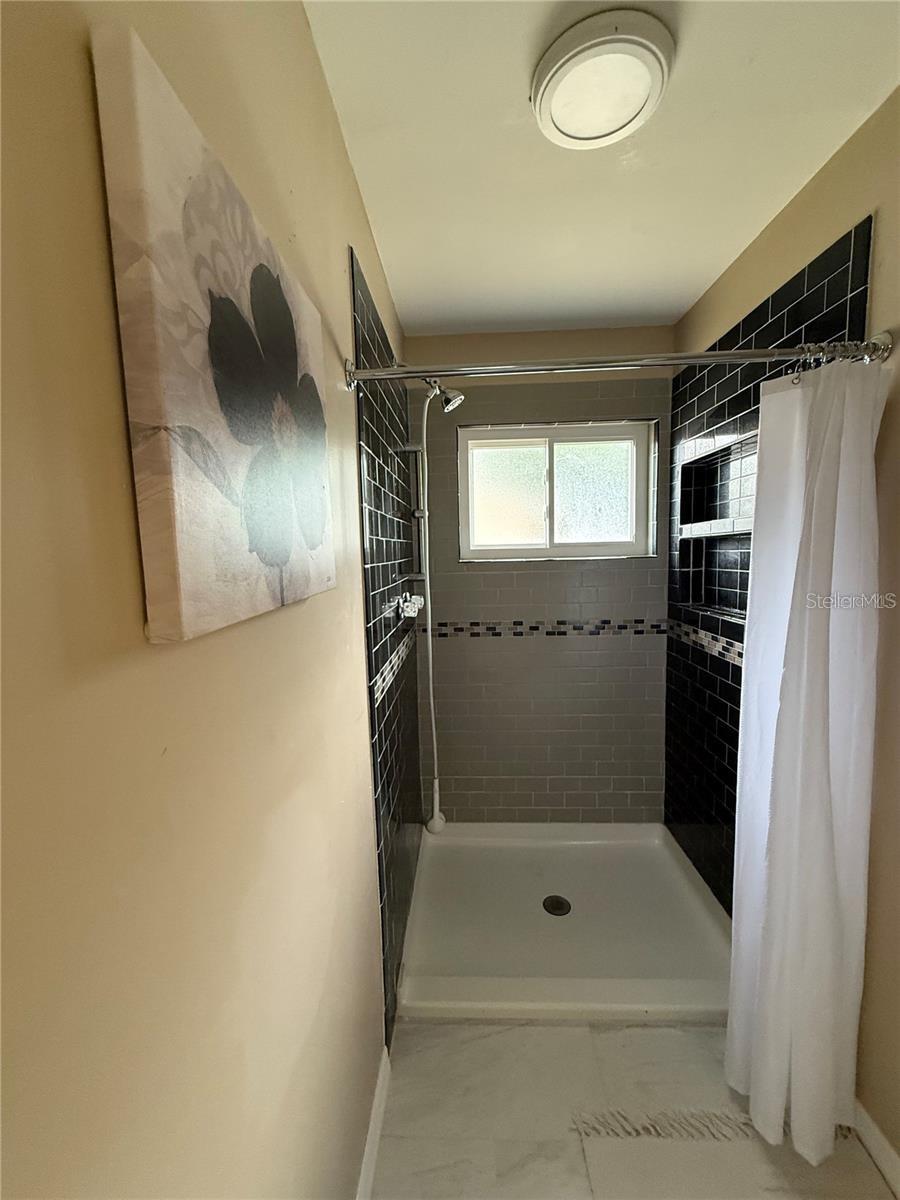 Listing photo id 11 for 5408 Ferdinand Drive