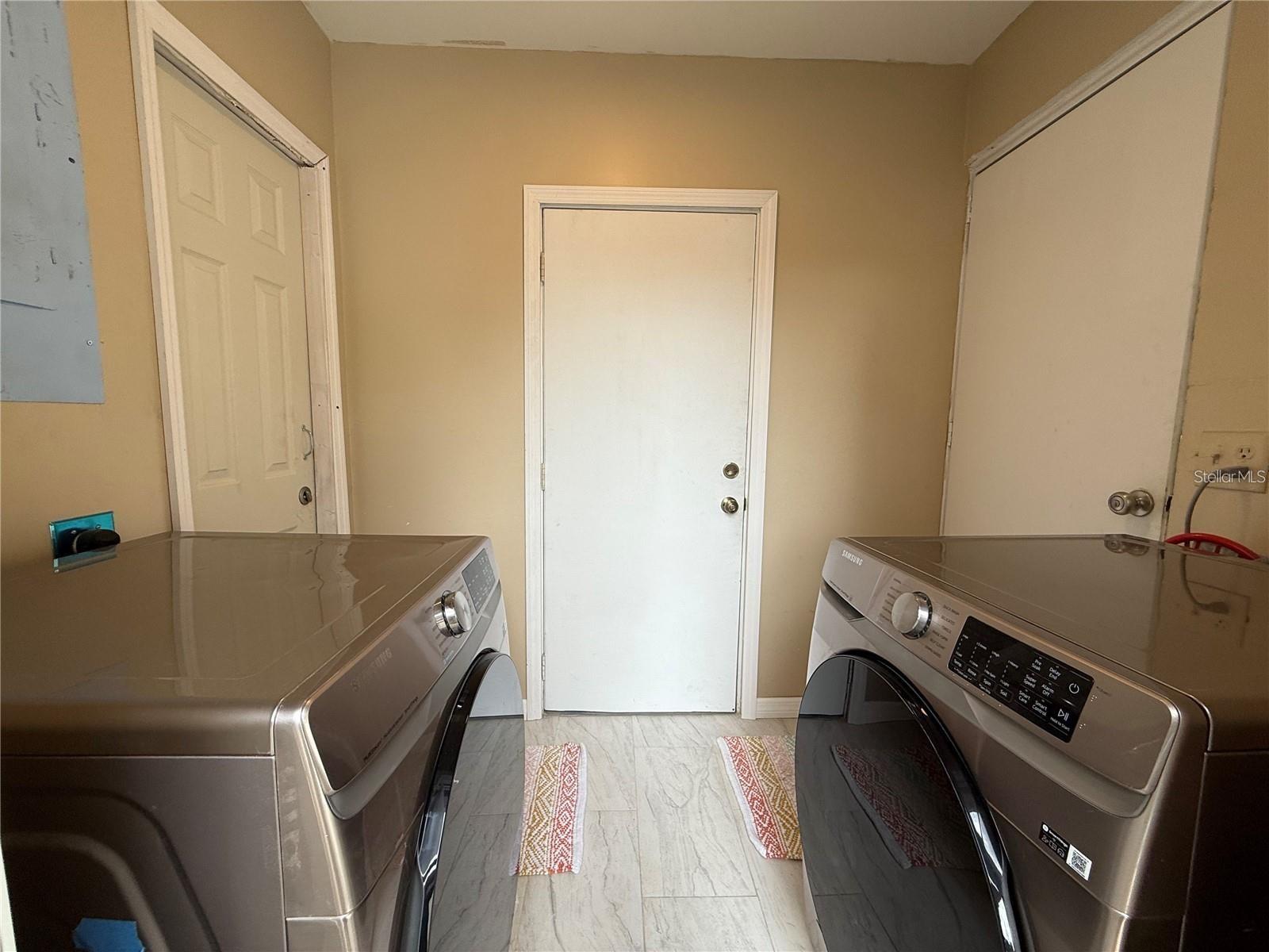 Listing photo id 12 for 5408 Ferdinand Drive