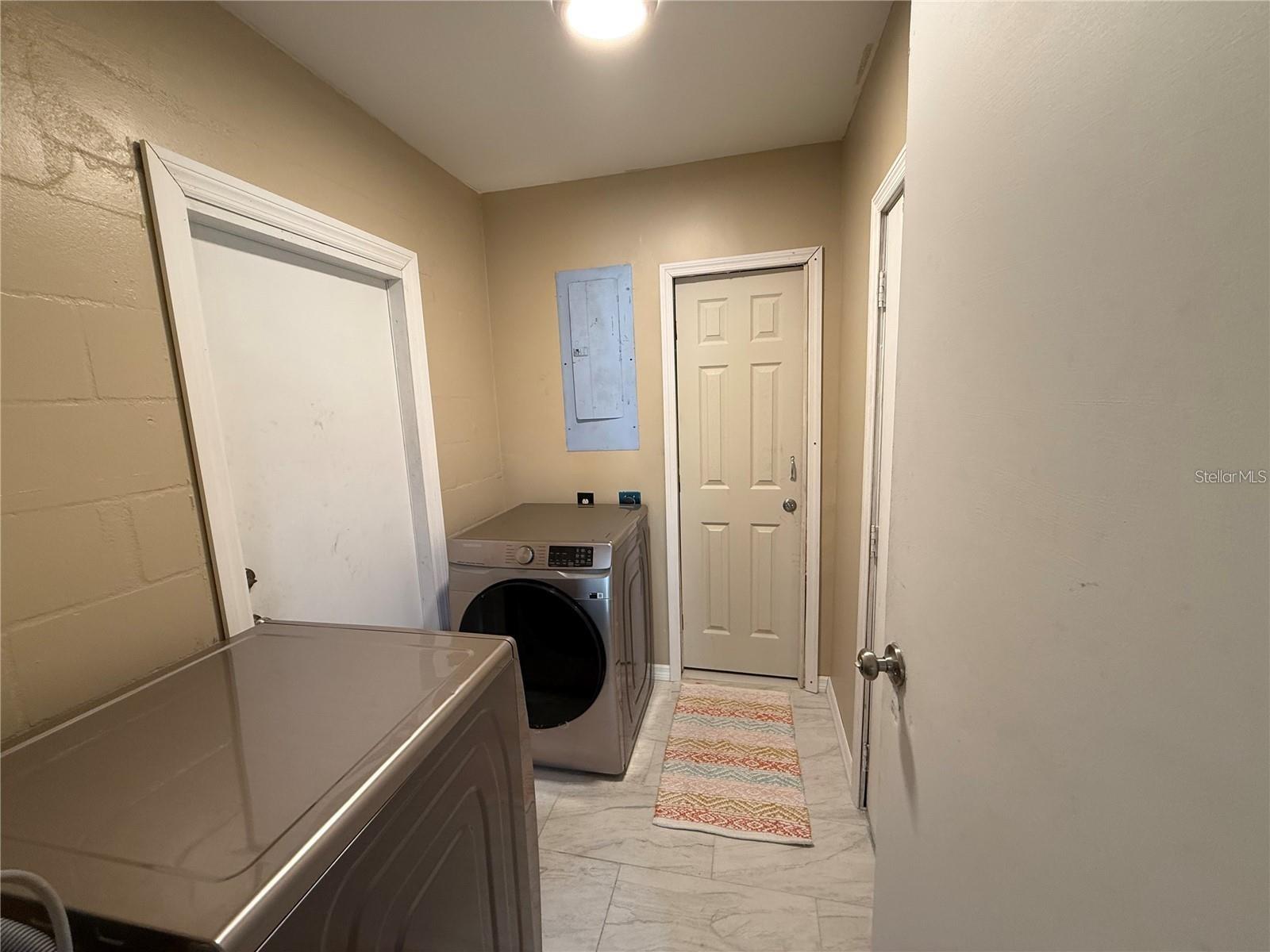 Listing photo id 13 for 5408 Ferdinand Drive