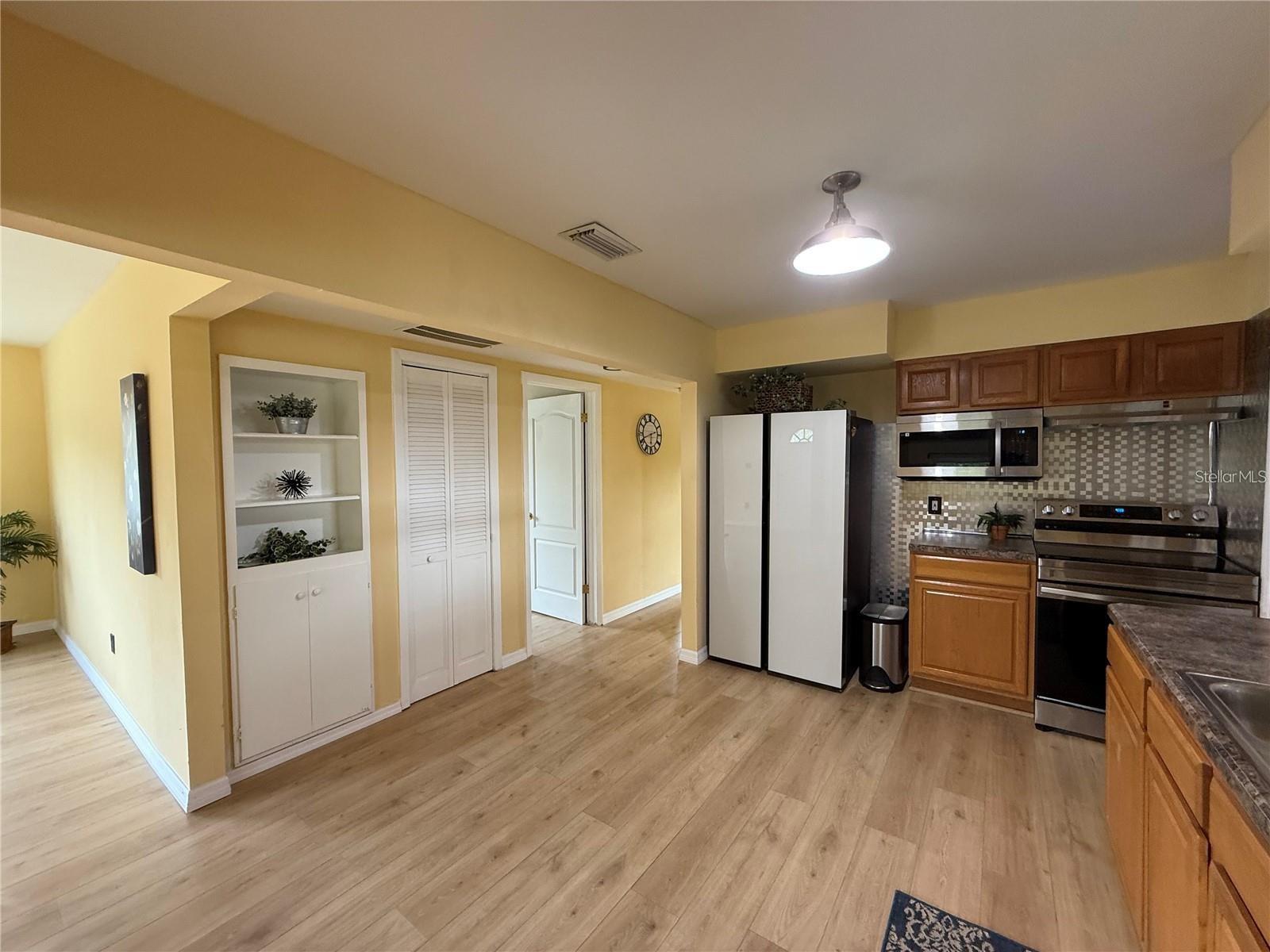 Listing photo id 2 for 5408 Ferdinand Drive