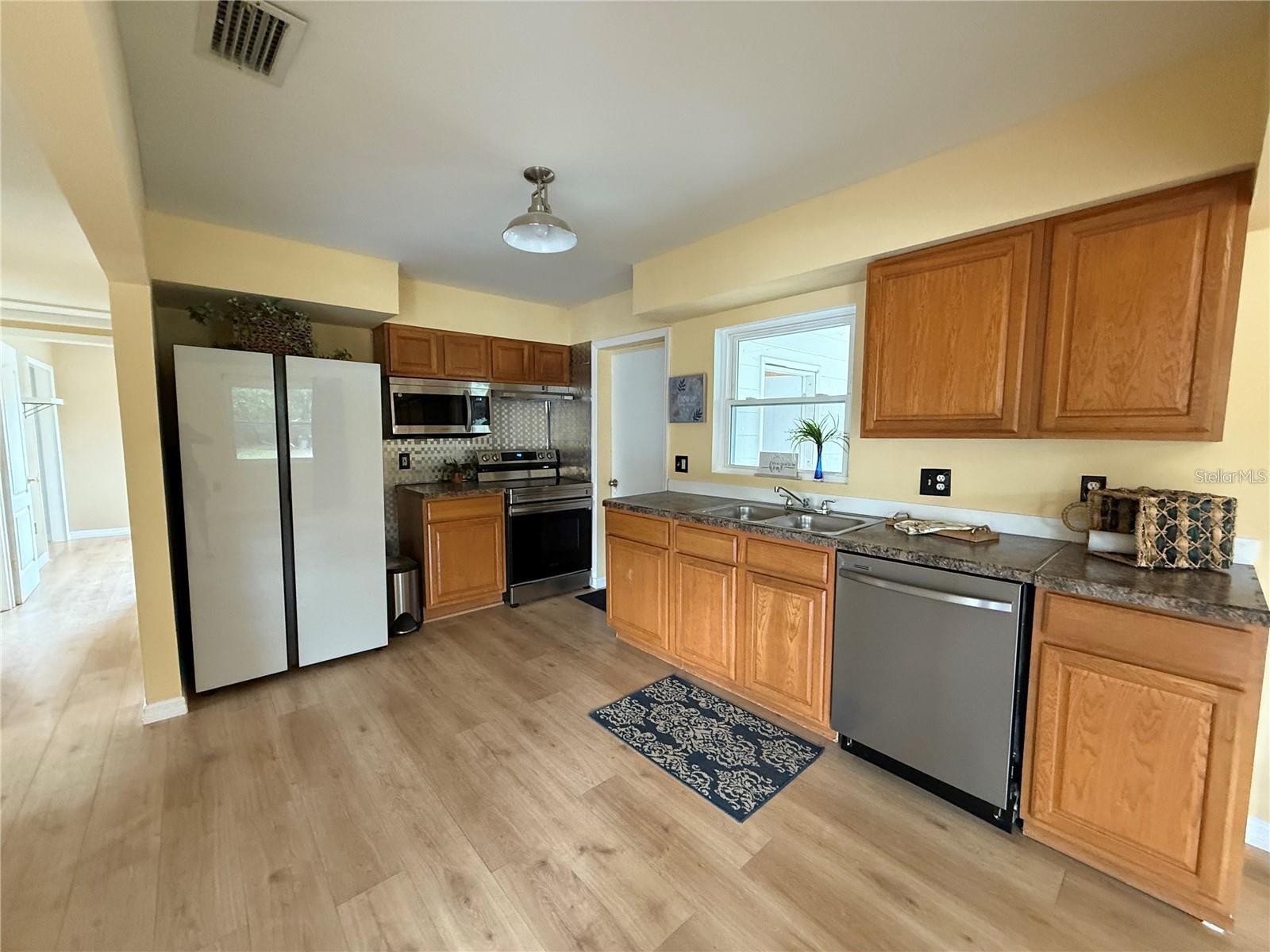 Listing photo id 3 for 5408 Ferdinand Drive