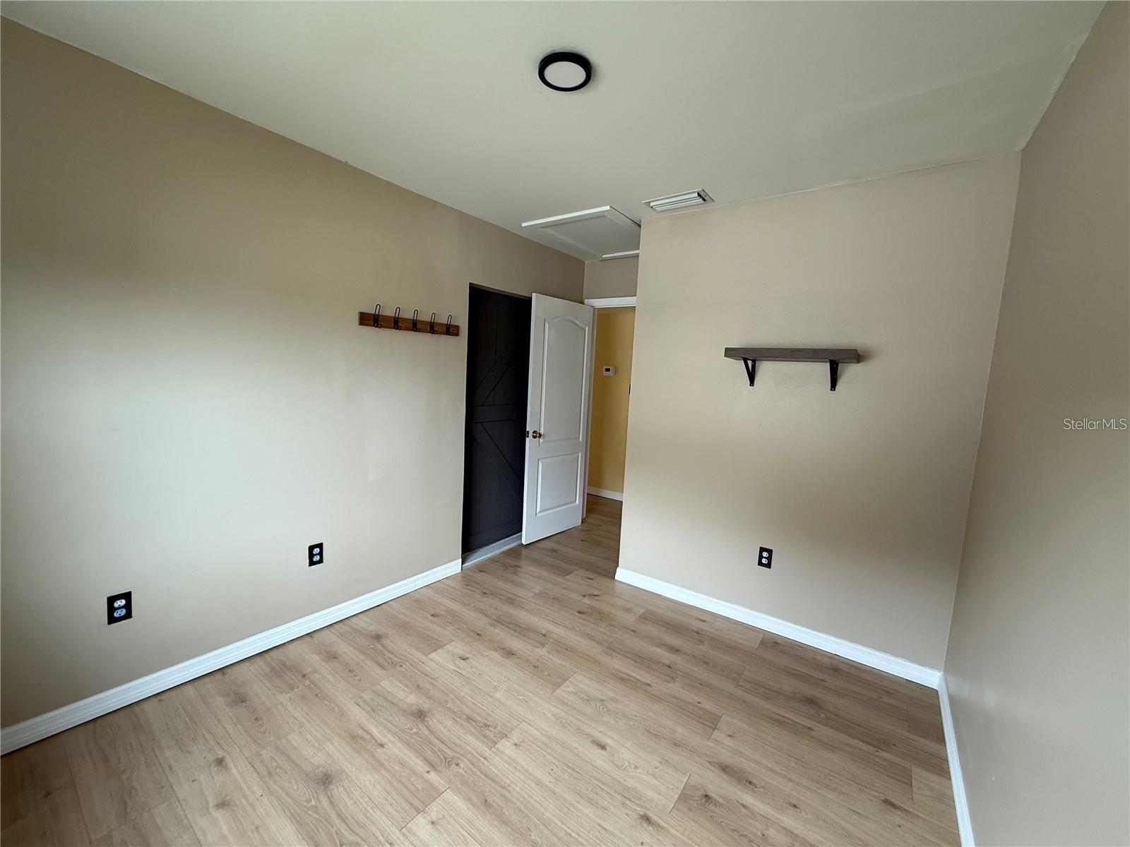 Listing photo id 4 for 5408 Ferdinand Drive