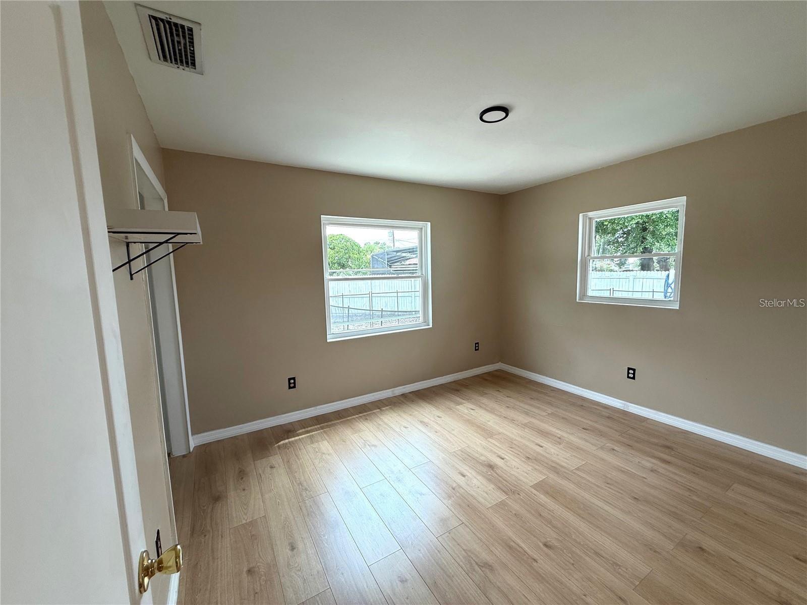 Listing photo id 5 for 5408 Ferdinand Drive