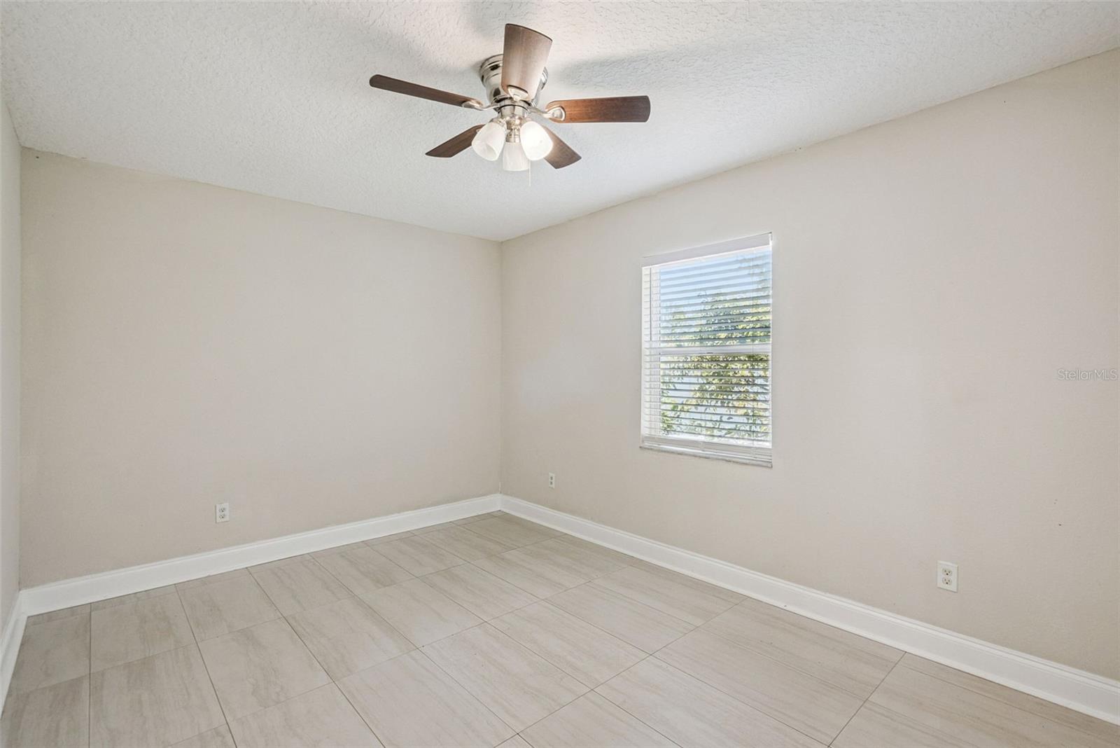 Image 15 of 33 For 236 Plaza Oval